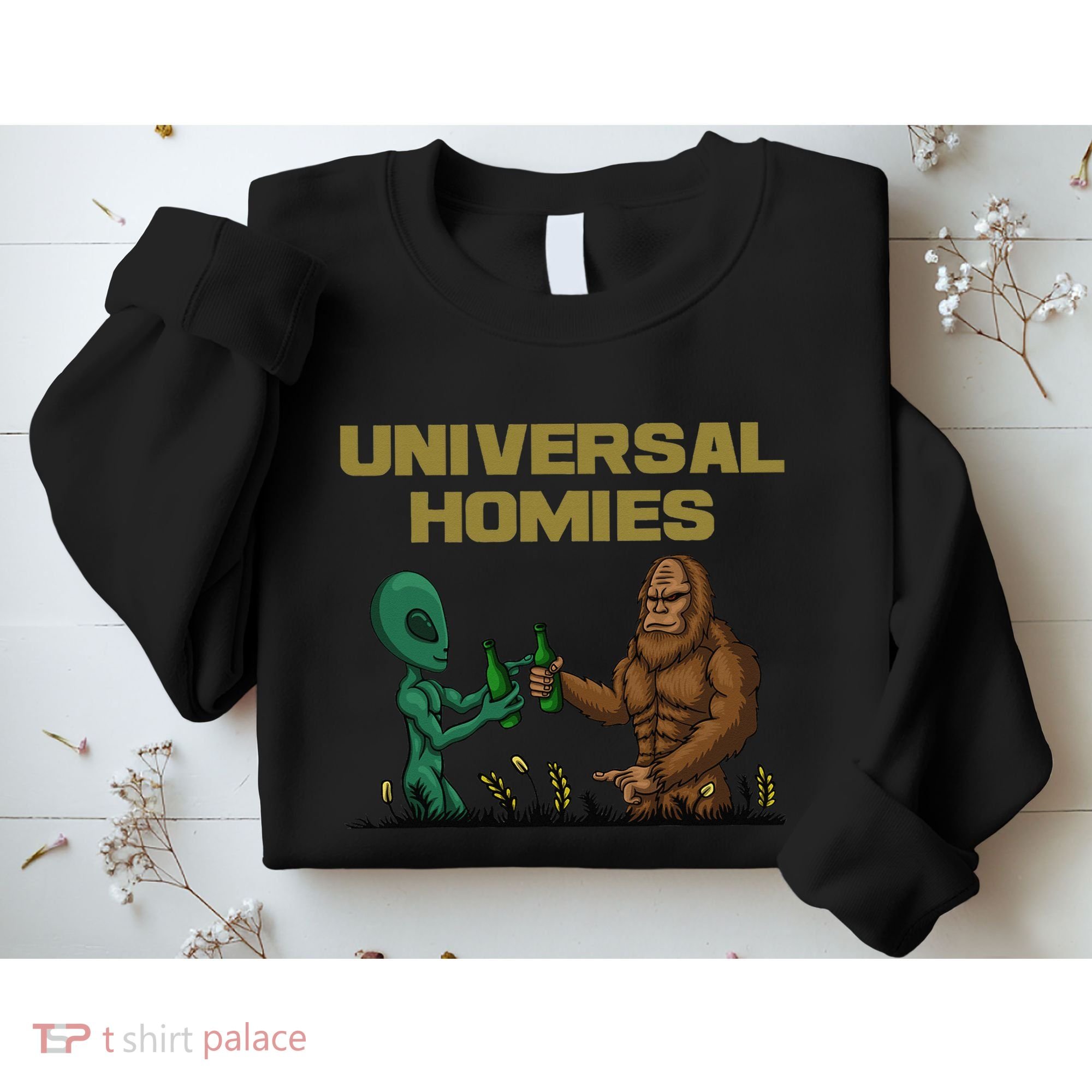 Aliens and bigfoot are homies Sweatshirt