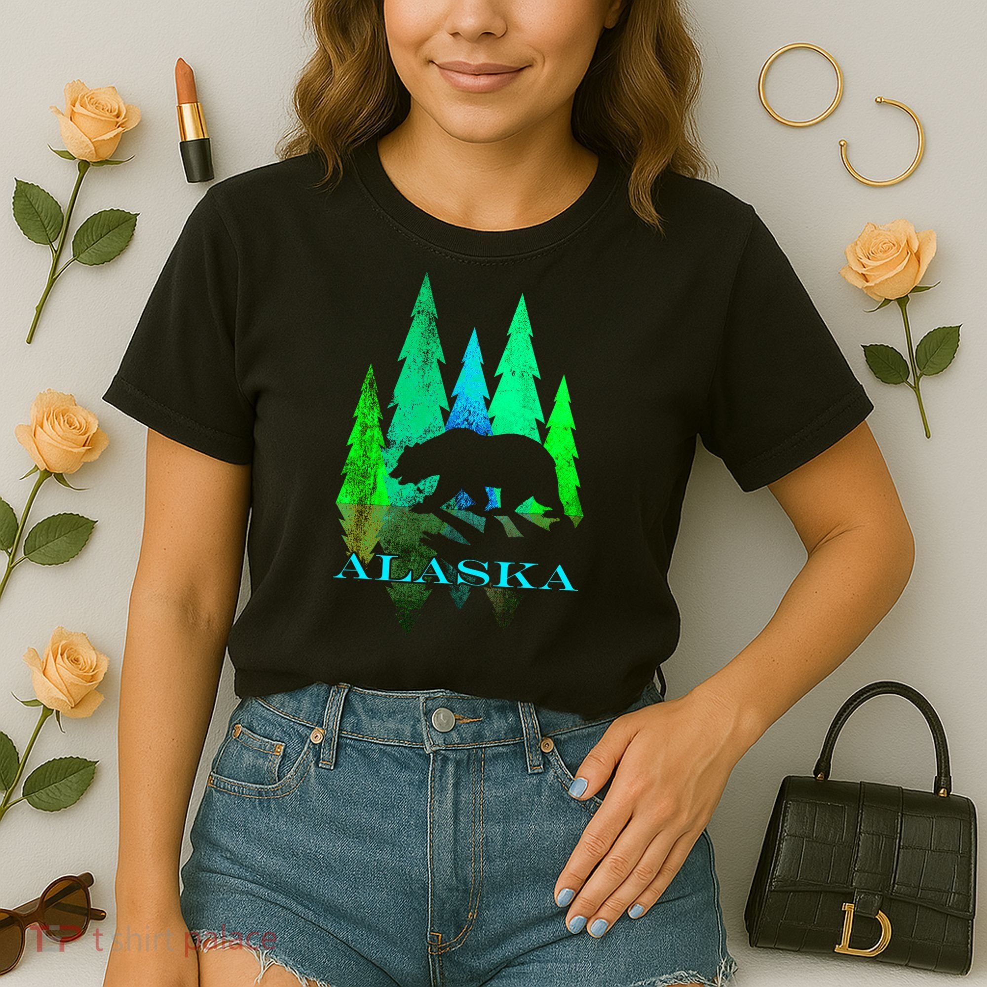 Alaska Alaskan Northern Light Trees With Bear Comfort Colors Boxy T-Shirt
