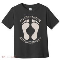A Closed Mouth Gathers No Feet Funny Pun Corny Dad Joke Toddler T-Shirt thumb 0