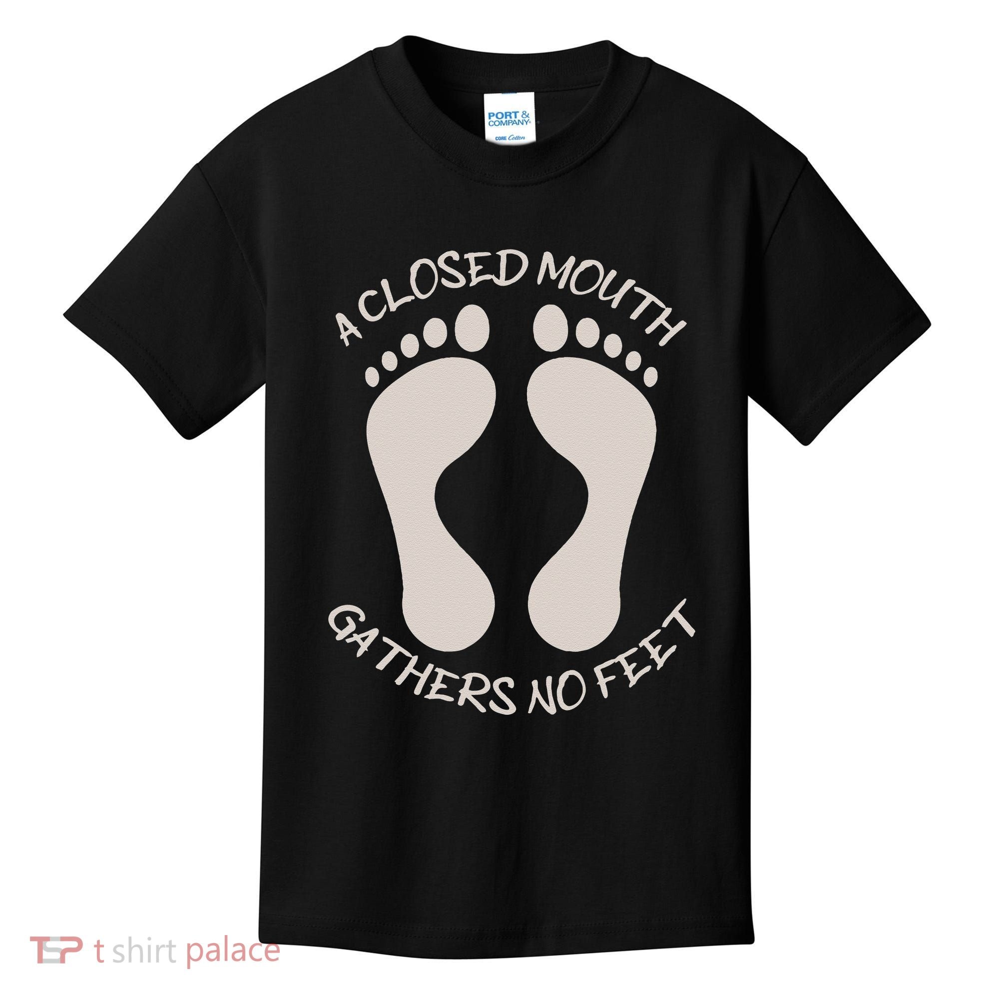 A Closed Mouth Gathers No Feet Funny Pun Corny Dad Joke Kids T-Shirt