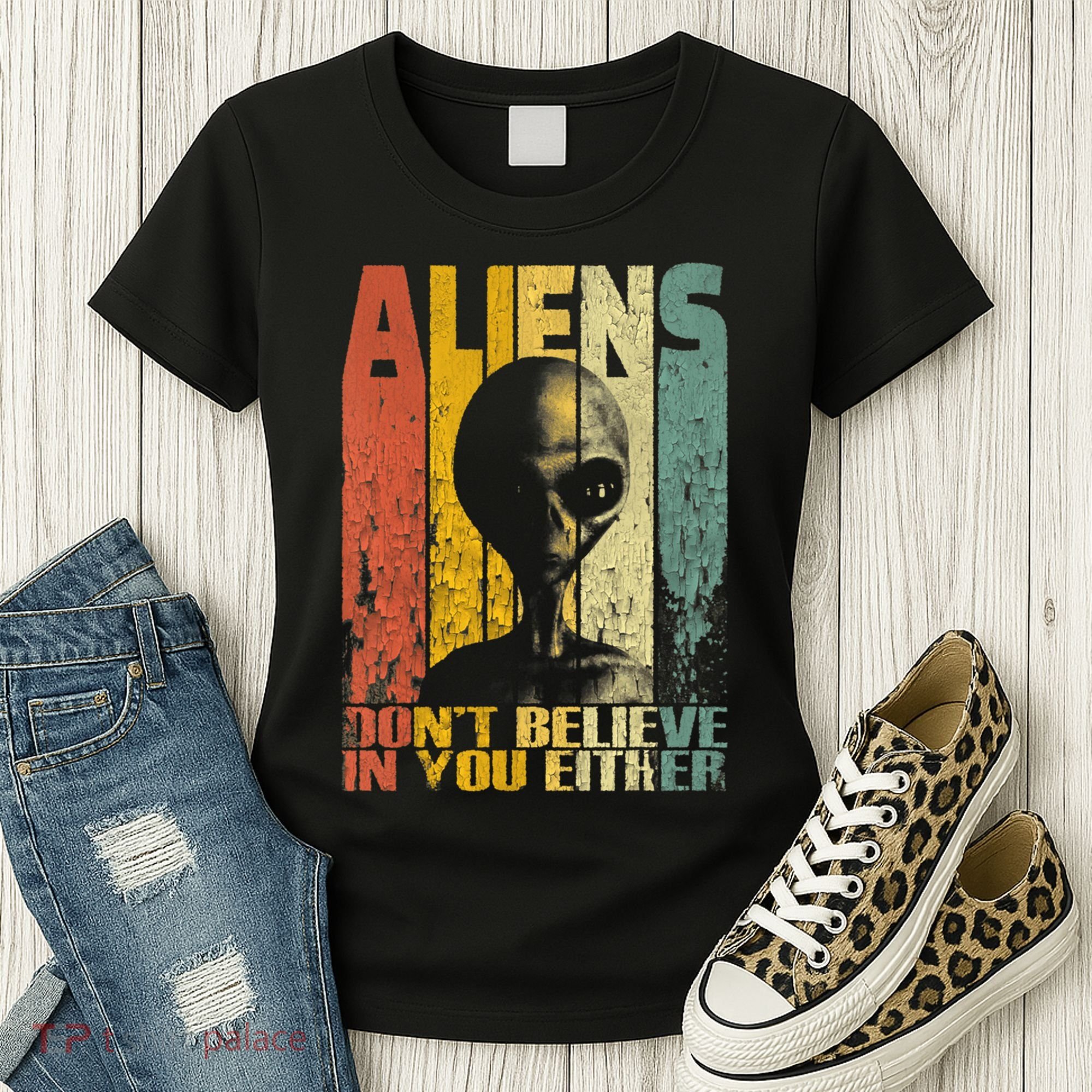 Aliens Dont Believe In You Either Women's T-Shirt