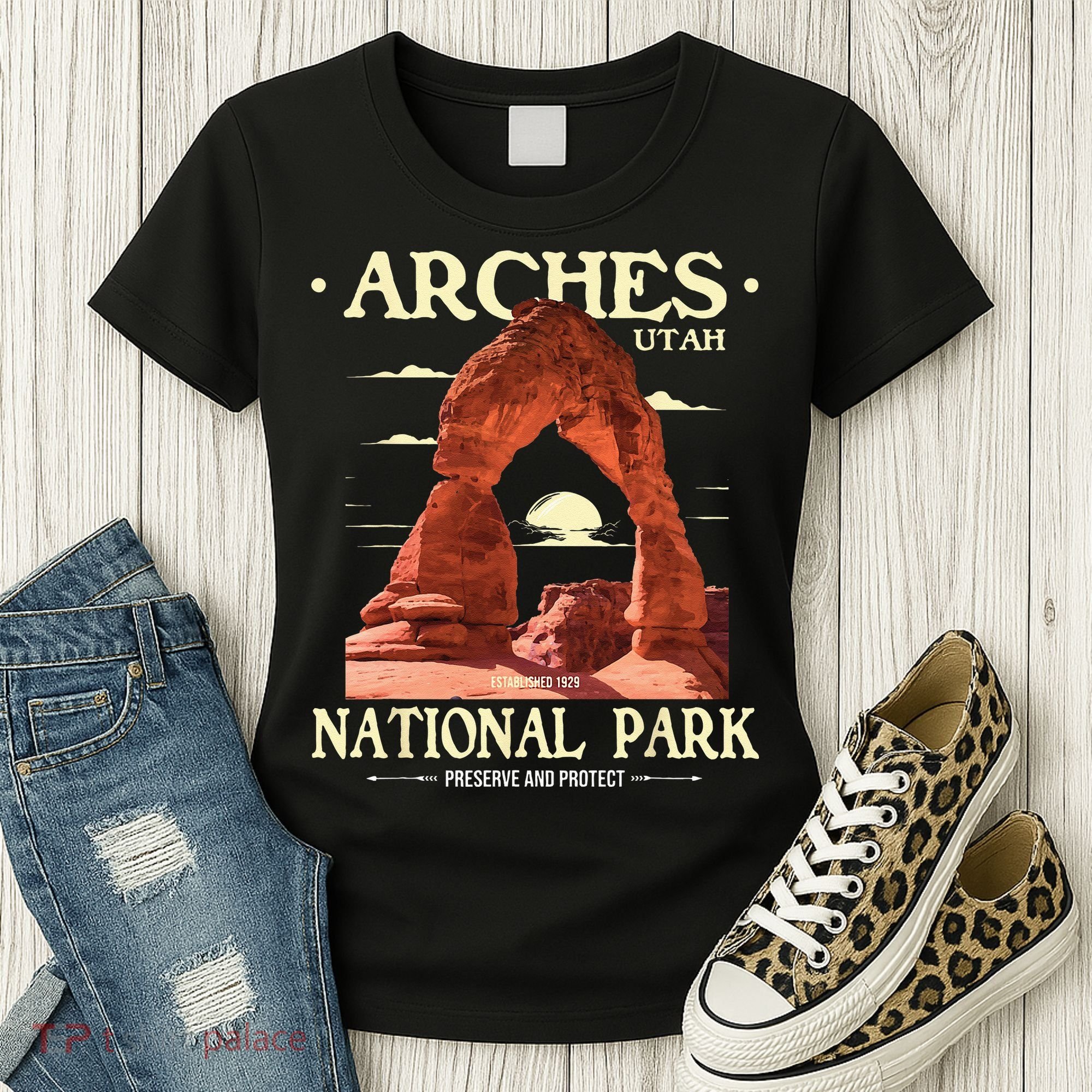 Arches National Park Retro Hiking & Camping Lover Women's T-Shirt