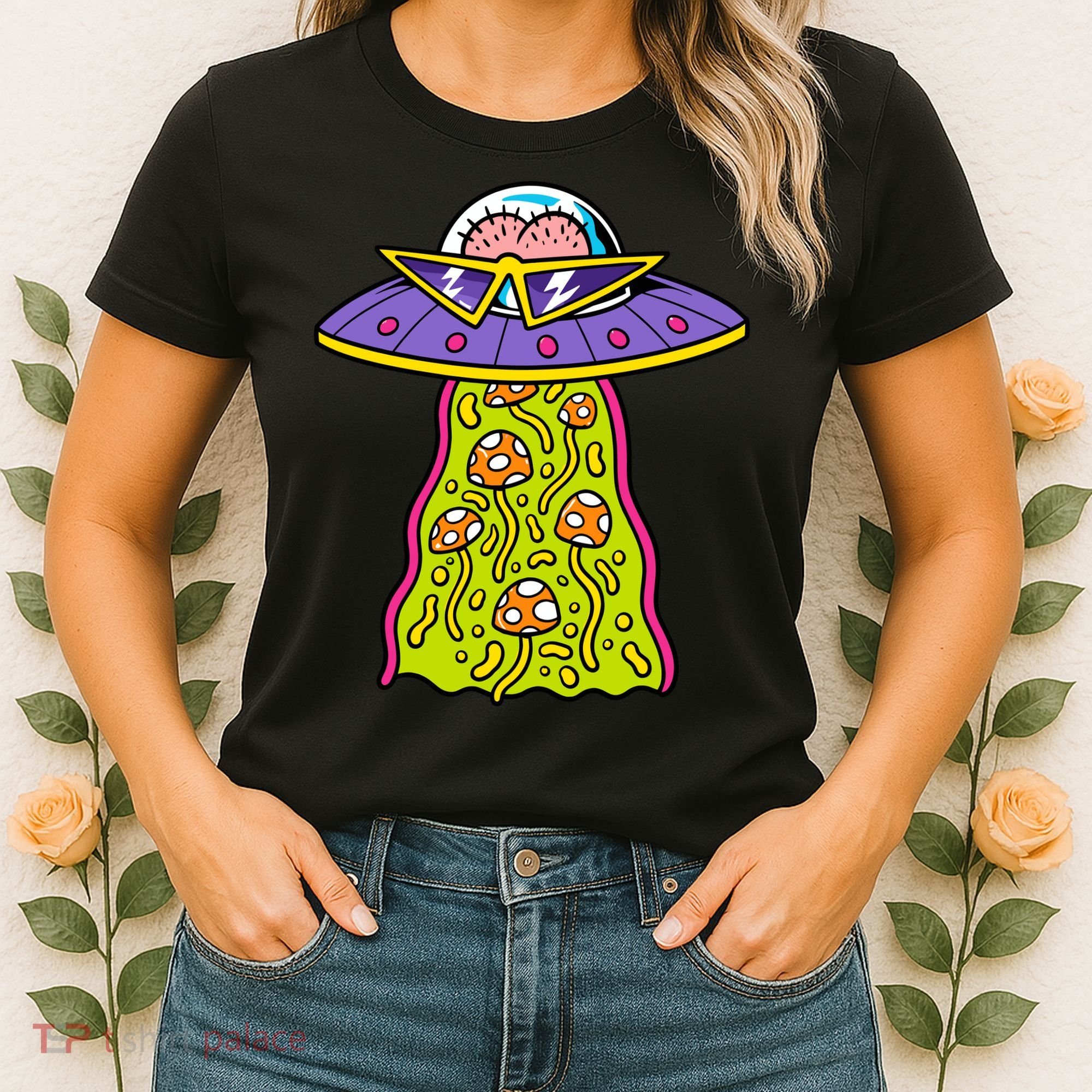 Alien UFO Funky Mushrooms Sci-Fi Fans Women's T-Shirt