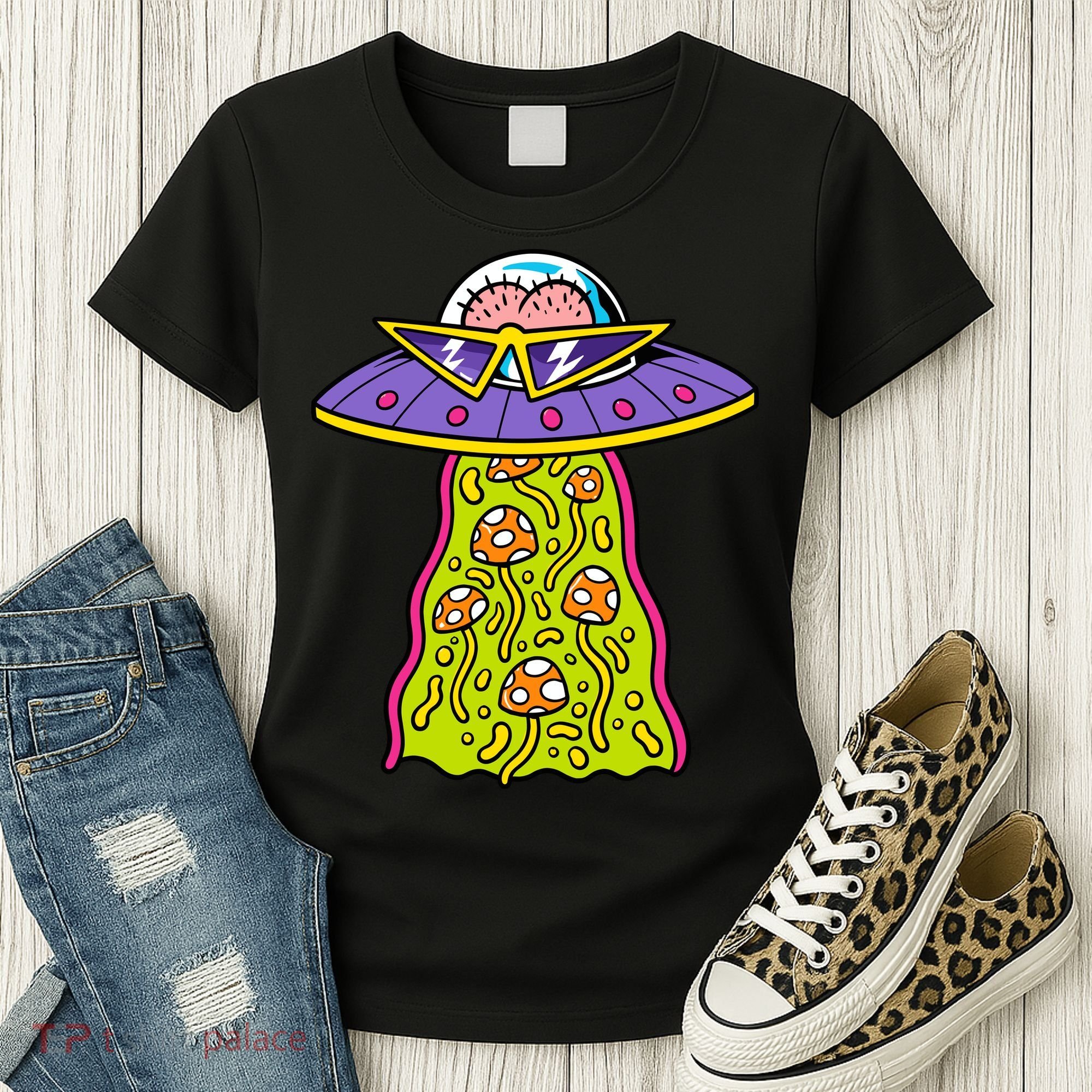 Alien UFO Funky Mushrooms Sci-Fi Fans Women's T-Shirt