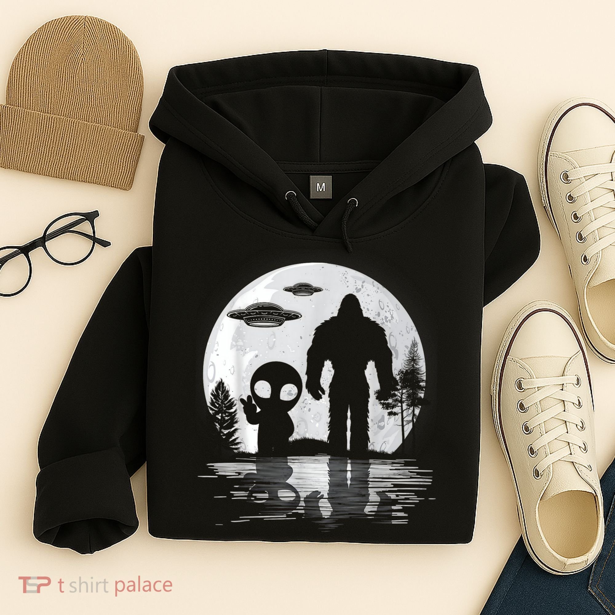 Bigfoot And Alien UFO Moon Sasquatch Bigfoot Lovers Hoodie