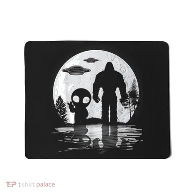 Bigfoot And Alien UFO Moon Sasquatch Bigfoot Lovers Mousepad