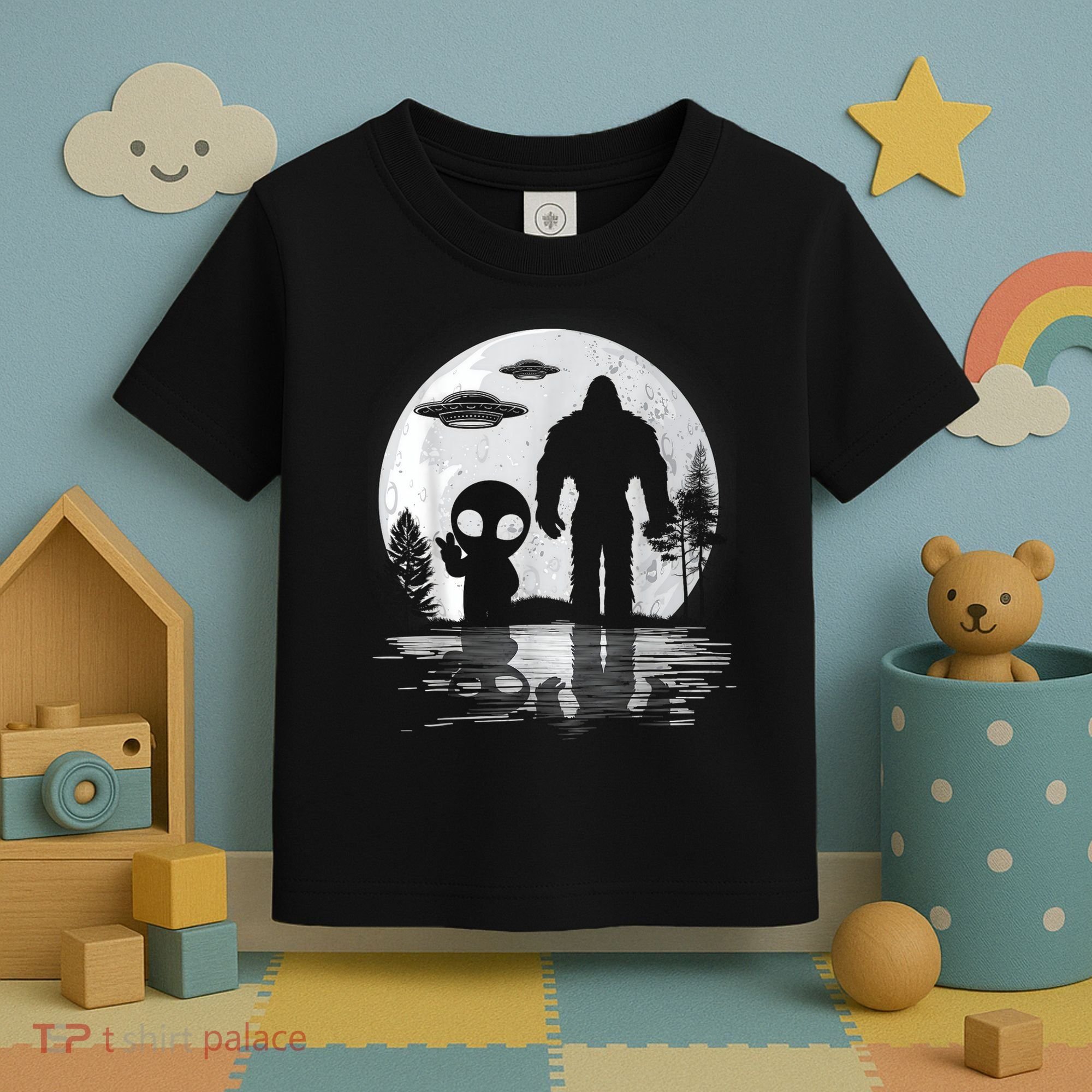 Bigfoot And Alien UFO Moon Sasquatch Bigfoot Lovers Toddler T-Shirt