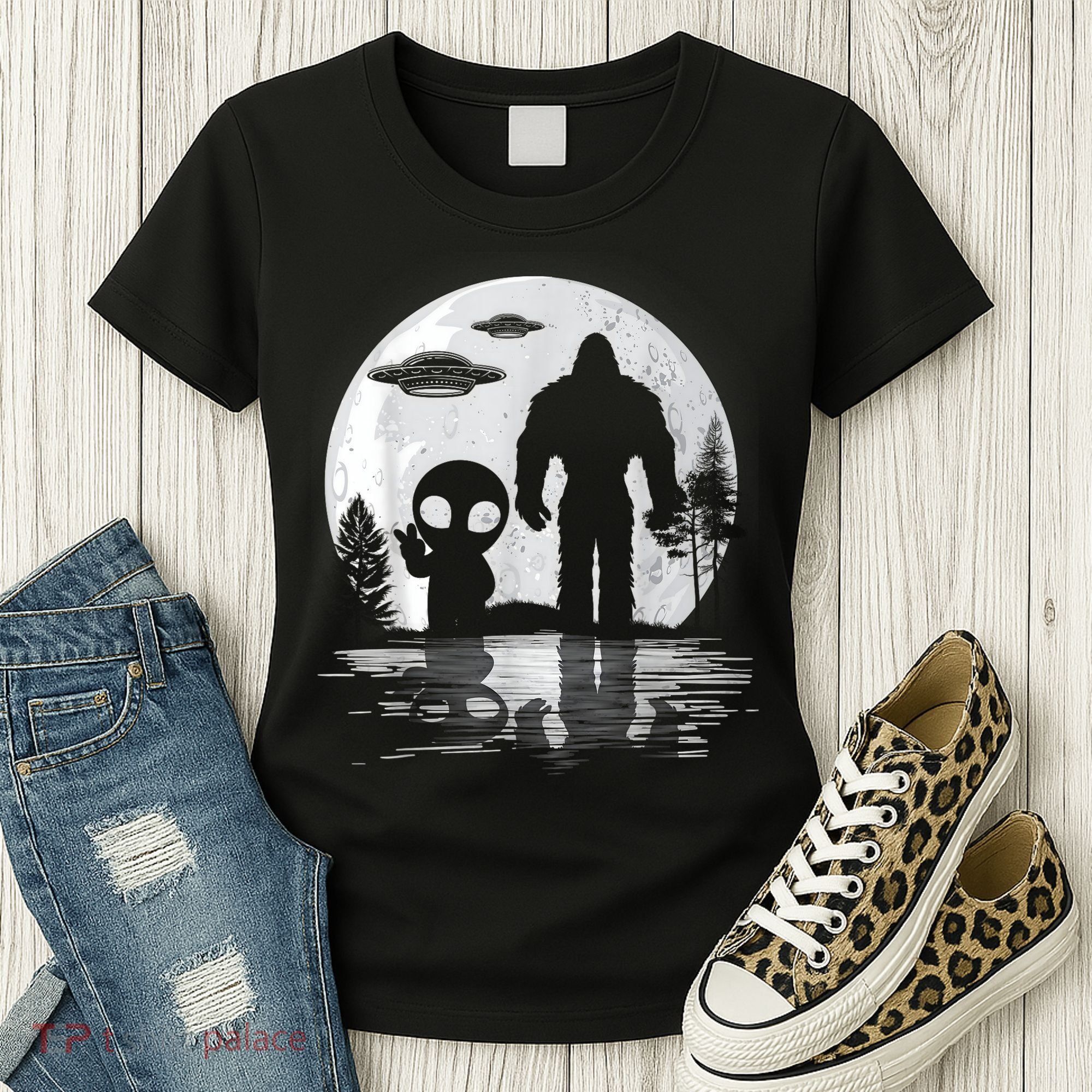 Bigfoot And Alien UFO Moon Sasquatch Bigfoot Lovers Women's T-Shirt