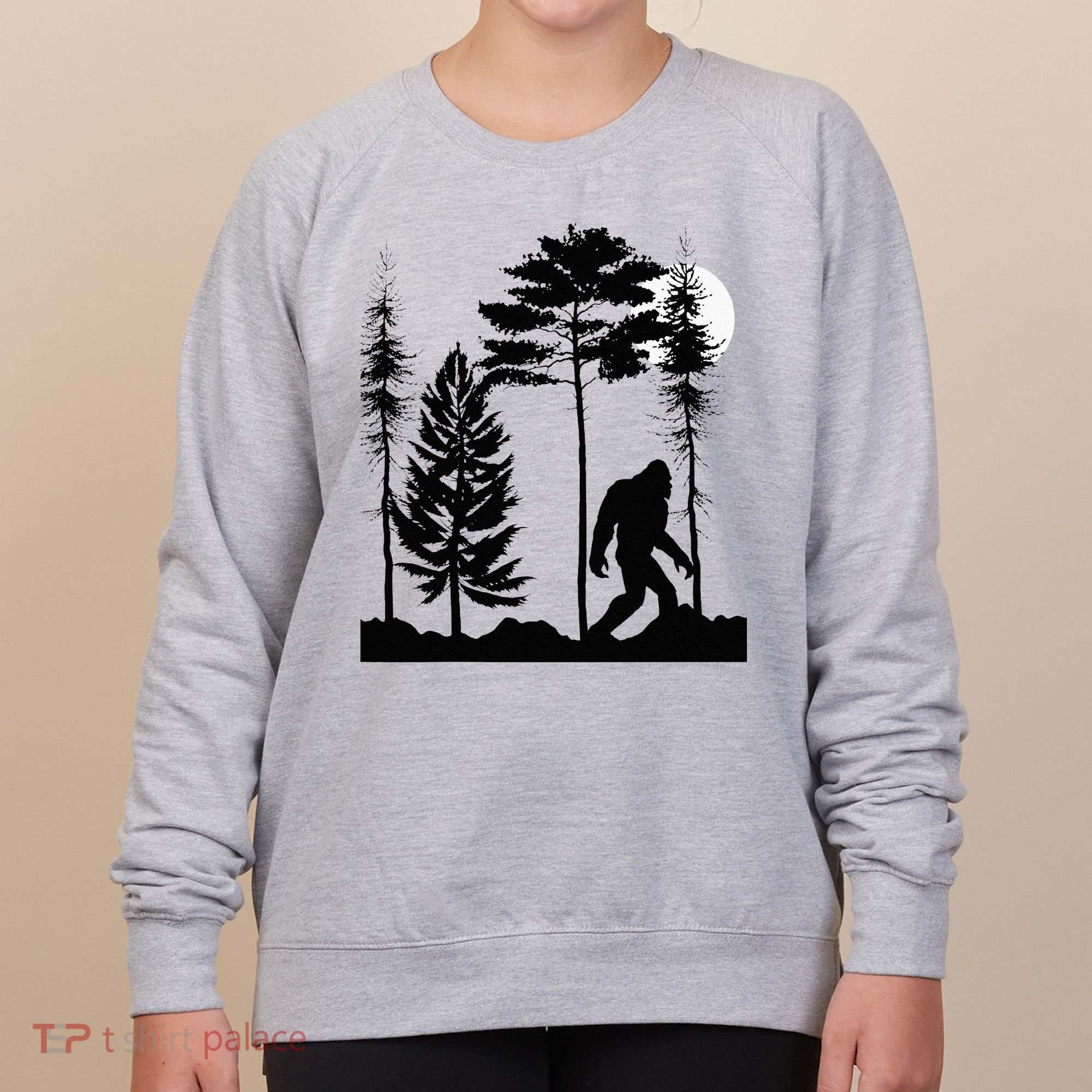 Bigfoo Bigfoot Hiding In Forest At Night Sasquatch Women's Sweatshirt