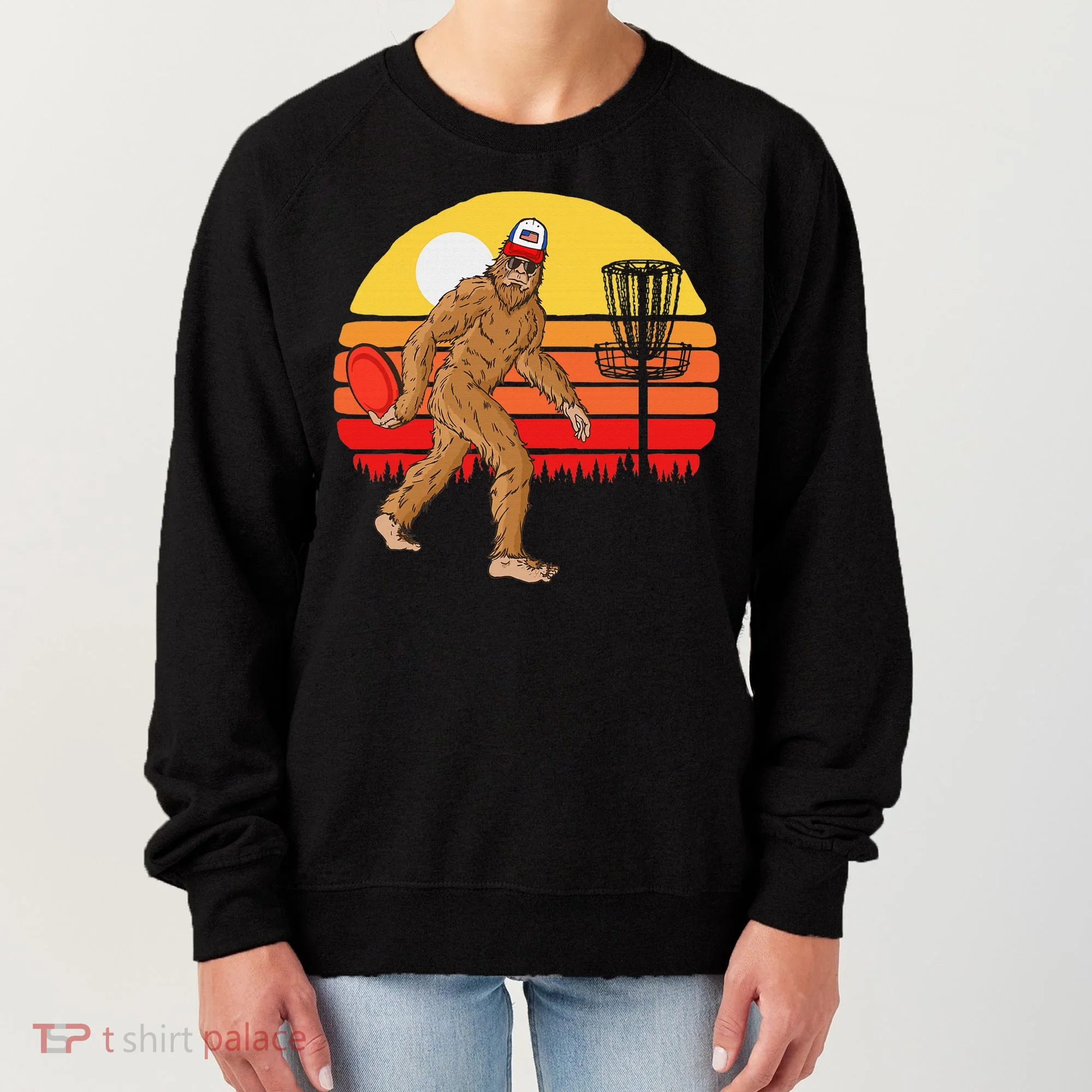 Bigfoot Disc Golf Cryptid Sasquatch Disc Golfer Women's Sweatshirt