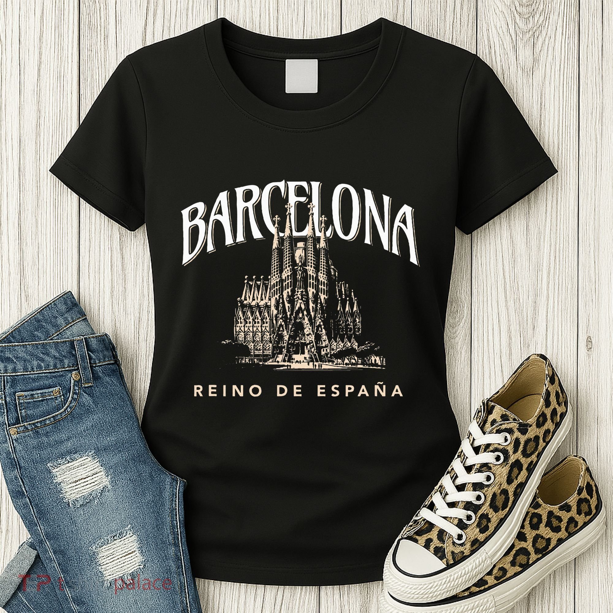 Barcelona La Familia Sagrada Reino De EspañA Women's T-Shirt