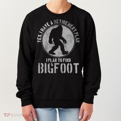 Bigfoot Retirement Plan Funny Retired Sasquatch Hunter Gift Women's Sweatshirt