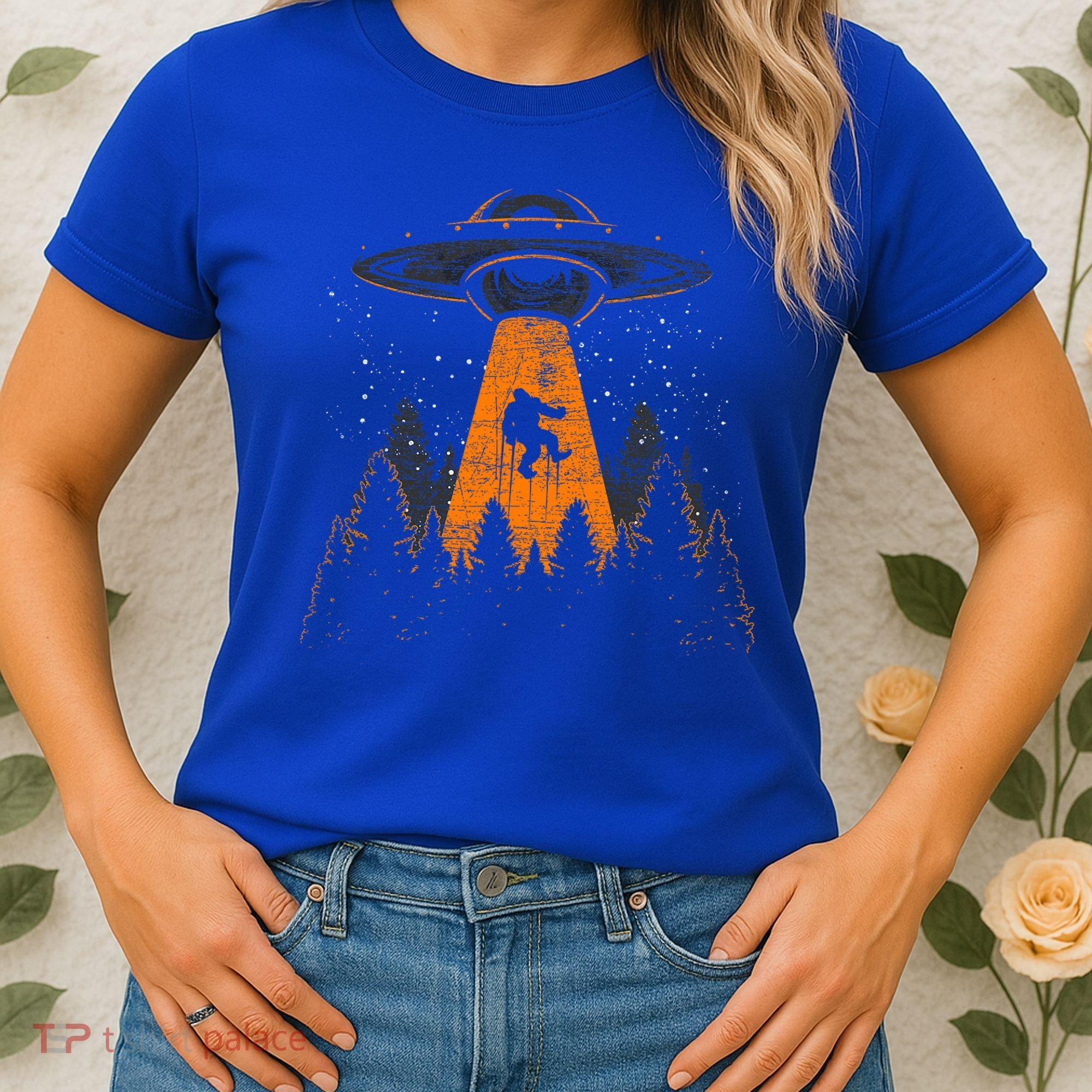 Bigfoot Sasquatch Ufo Alien Abduction Yeti Cryptid Bigfoot Women's T-Shirt