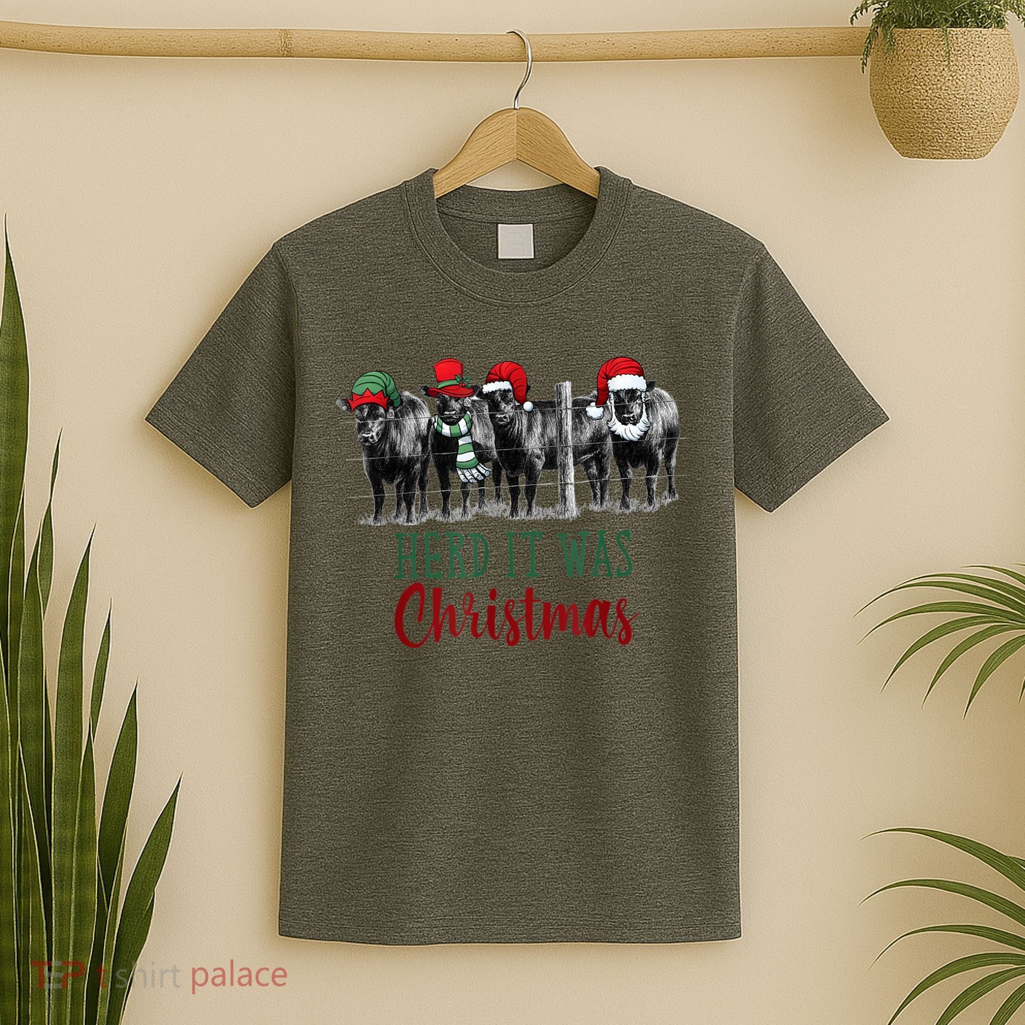 Cute Christmas Cows Herd It Was Christmas Funny Cow Shirt T-Shirt