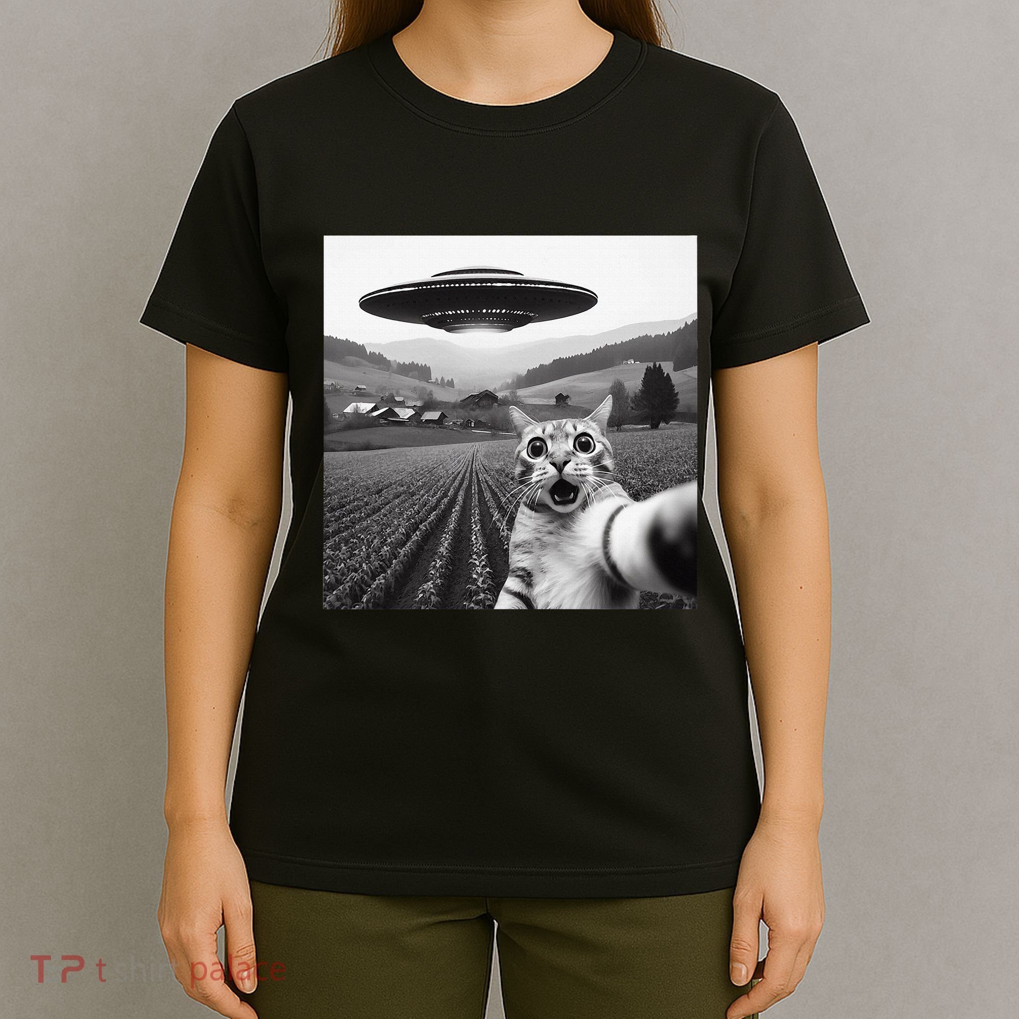 Cat Selfie With Alien Ufo Funny Cat Gifts T-Shirt