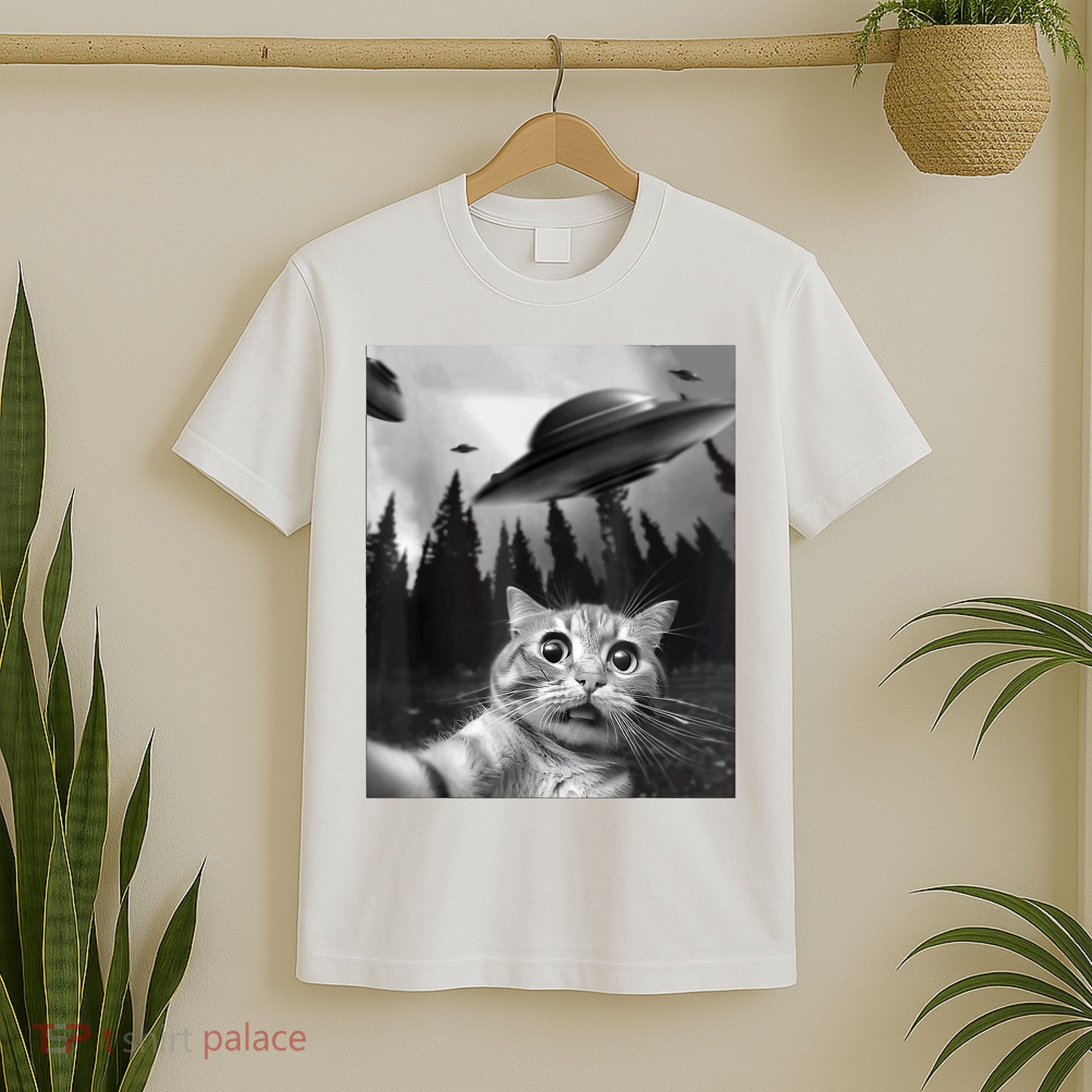 Cat Selfie With Alien UFO Funny Cat Lovers Spaceship Gift T-Shirt