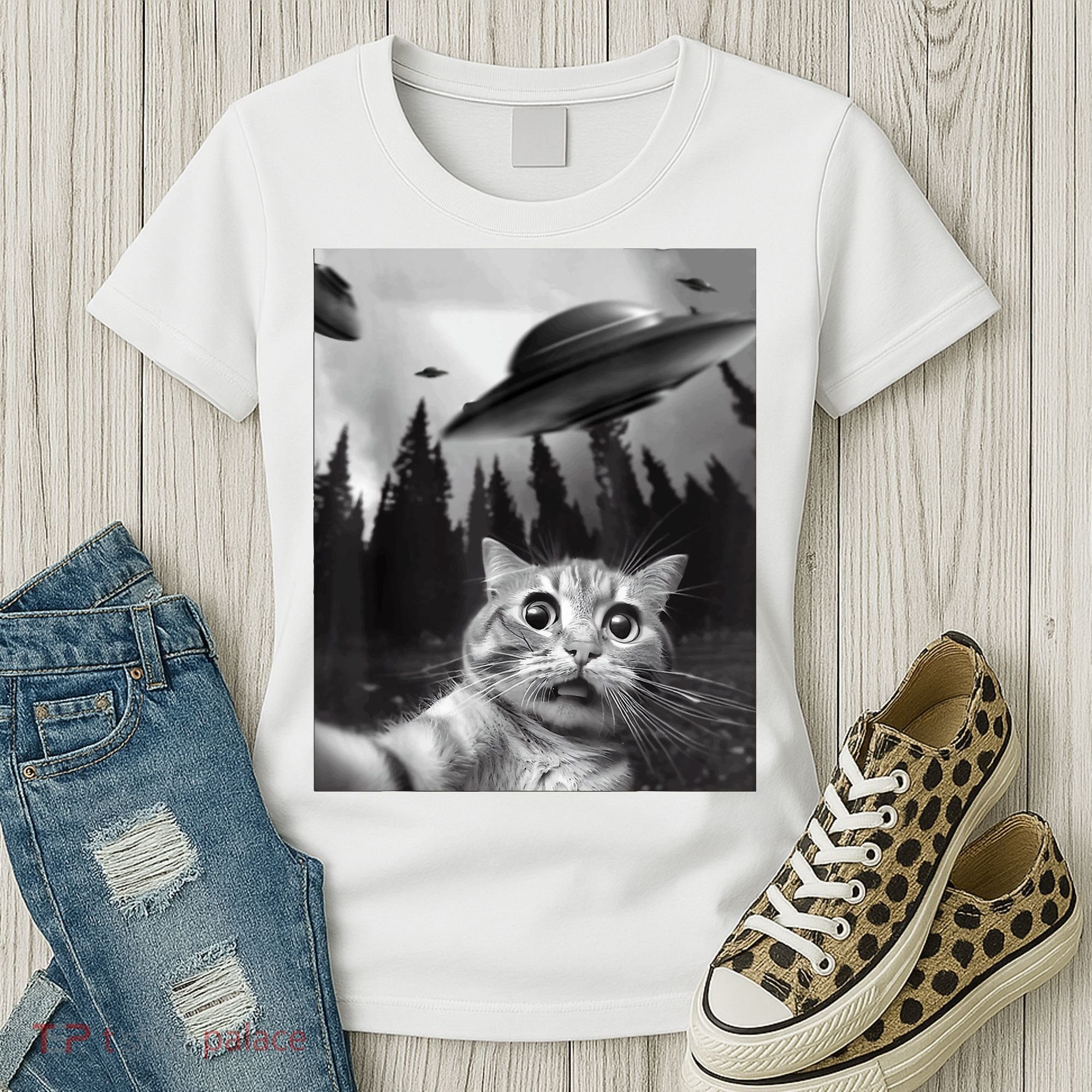 Cat Selfie With Alien UFO Funny Cat Lovers Spaceship Gift Women's T-Shirt