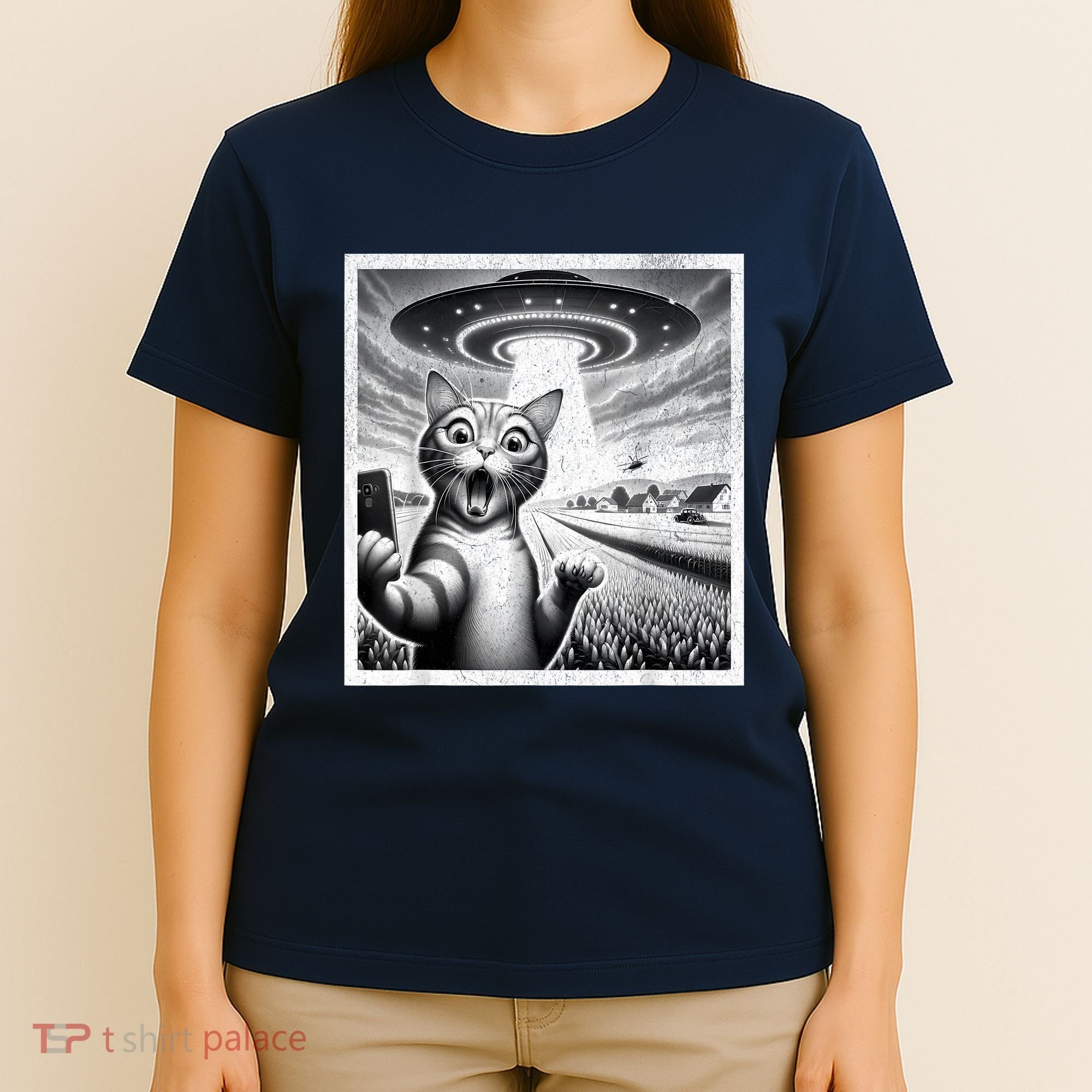 Cat Selfie With Alien Ufo Funny Cat For Women T-Shirt