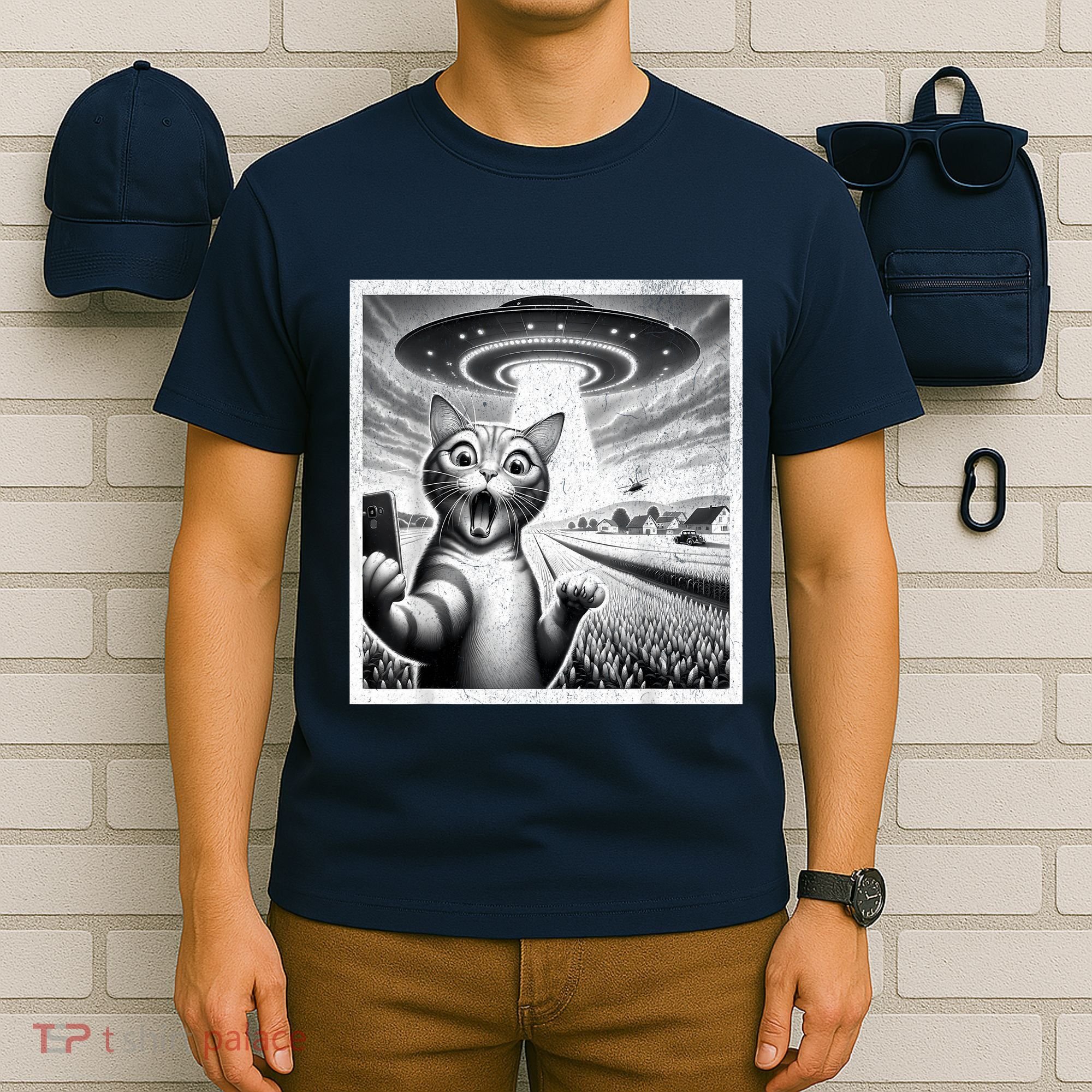 Cat Selfie With Alien Ufo Funny Cat For Women T-Shirt