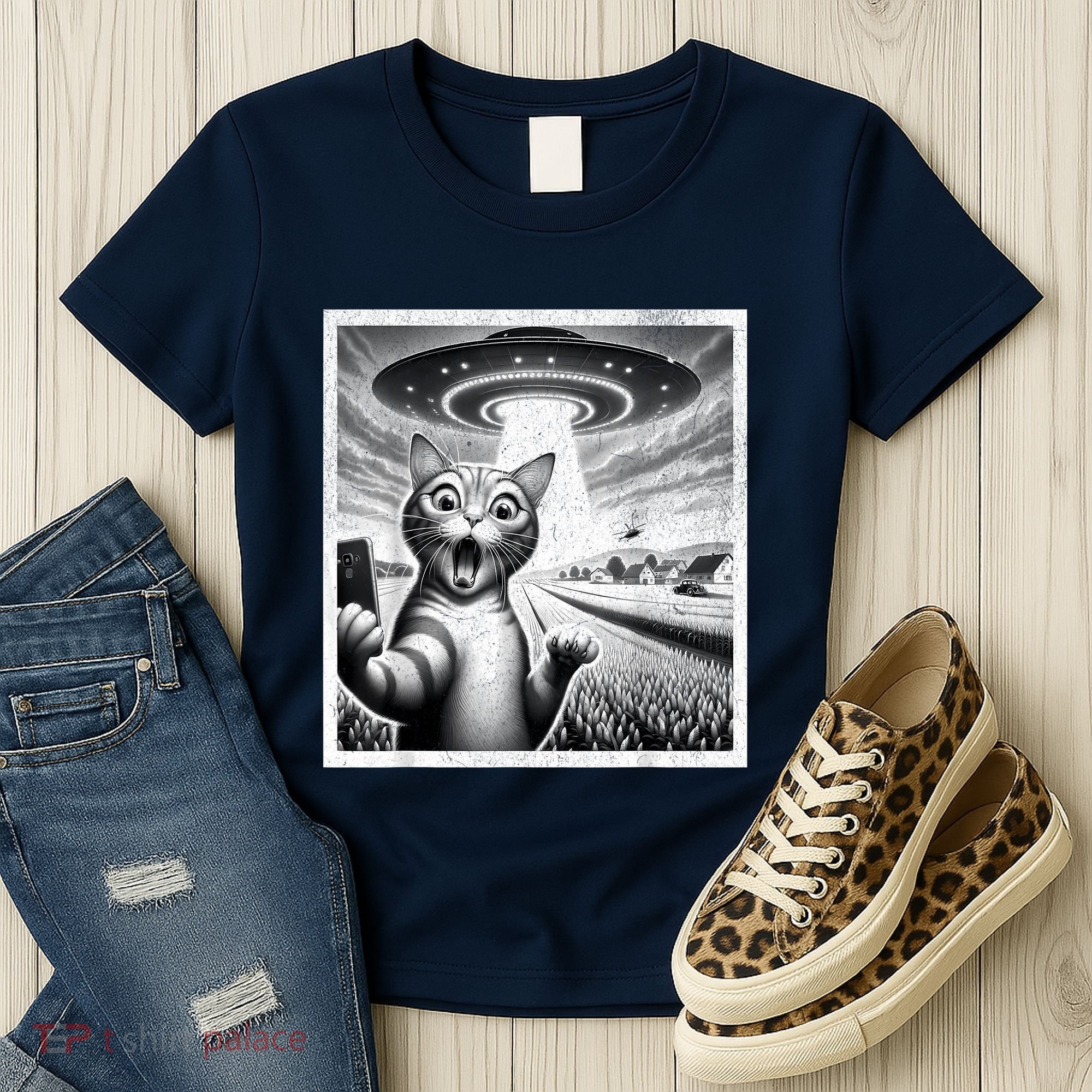 Cat Selfie With Alien Ufo Funny Cat For Women Women's T-Shirt