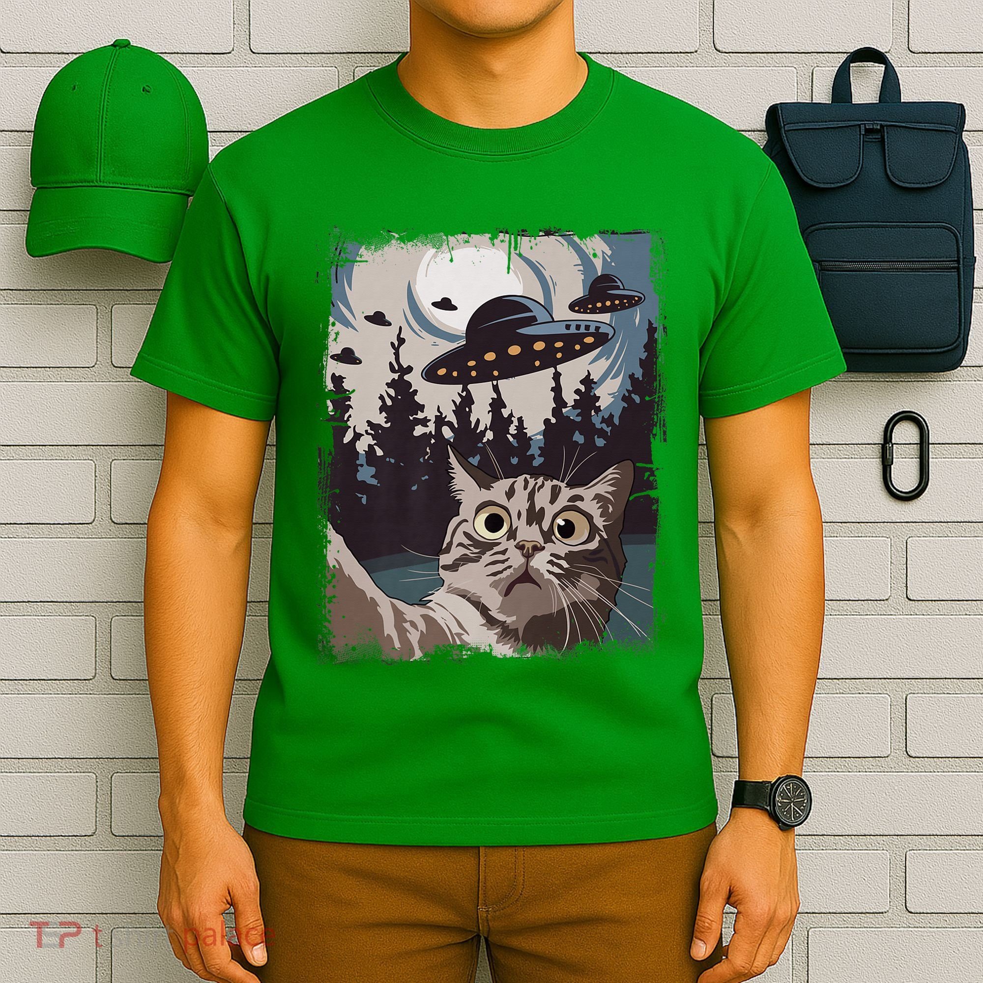 Cat Selfie With Ufo Alien Funny Cat Graphic T-Shirt