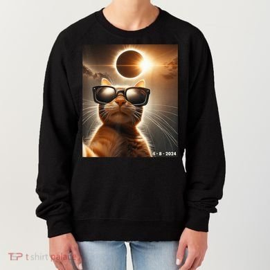 Cat Taking A Selfie With Solar 2024 Eclipse Wearing Glasses Women's Sweatshirt