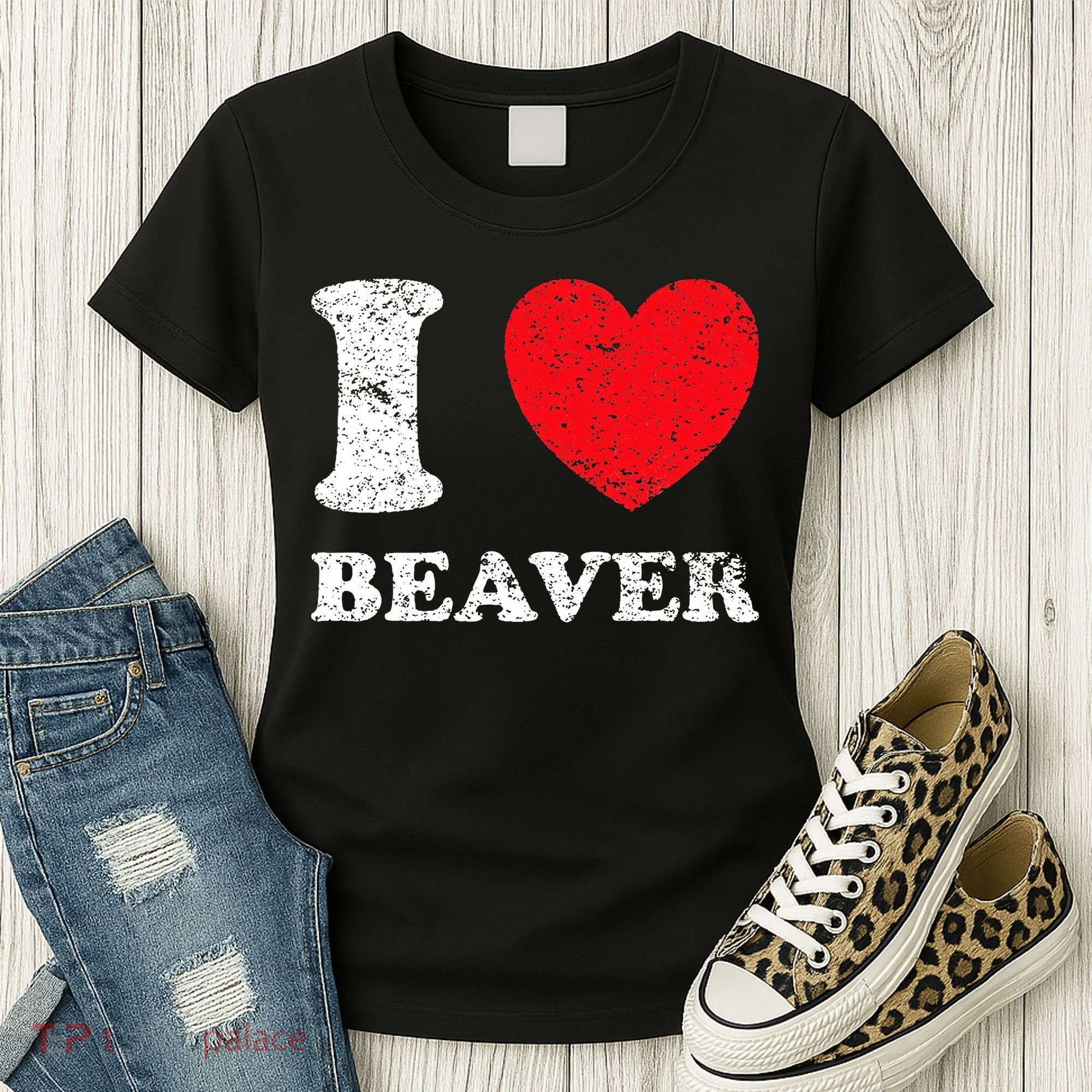 Distressed Grunge Worn Out Style I Love Beaver Women's T-Shirt