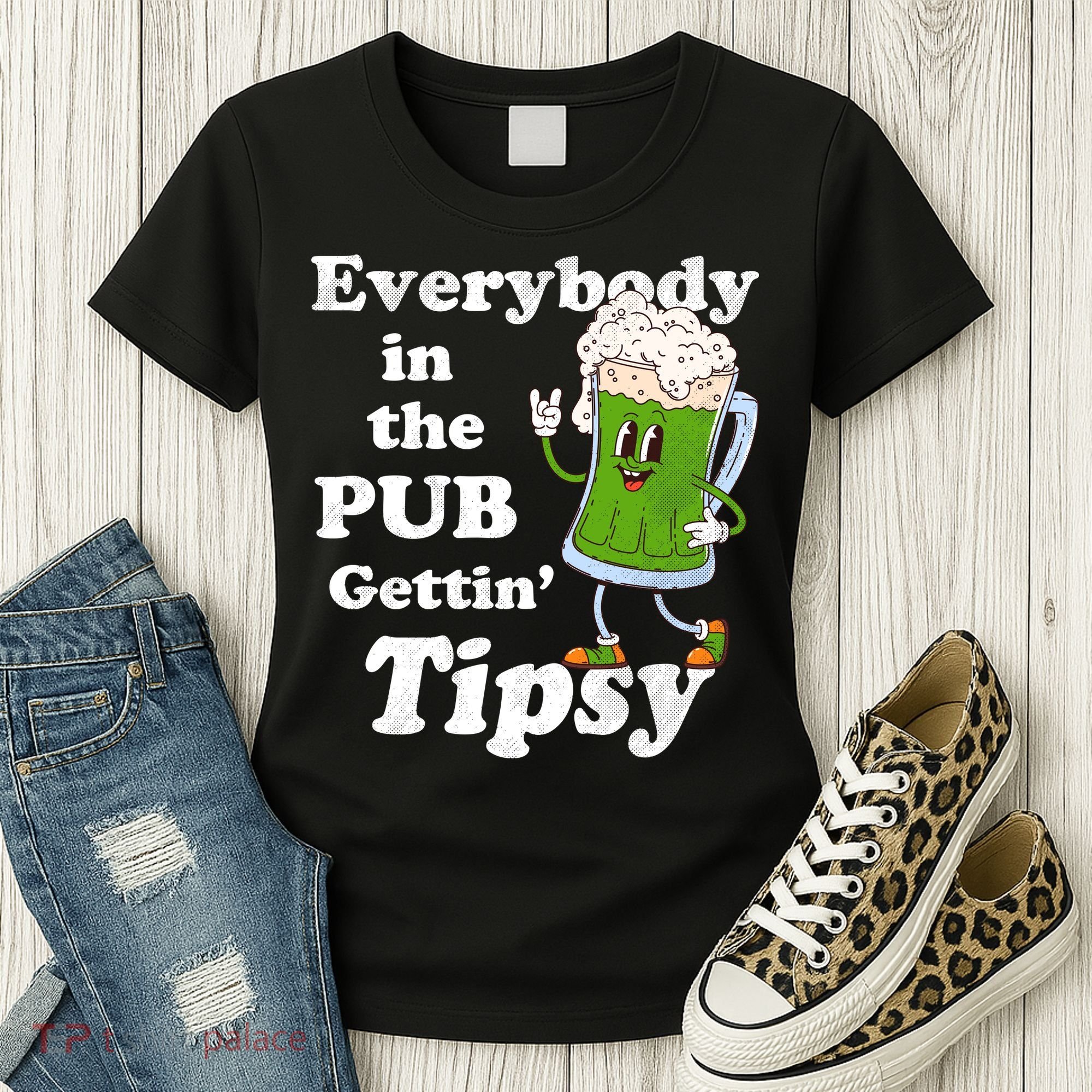 Everybody In The Pub Gettin Tipsy Women's T-Shirt