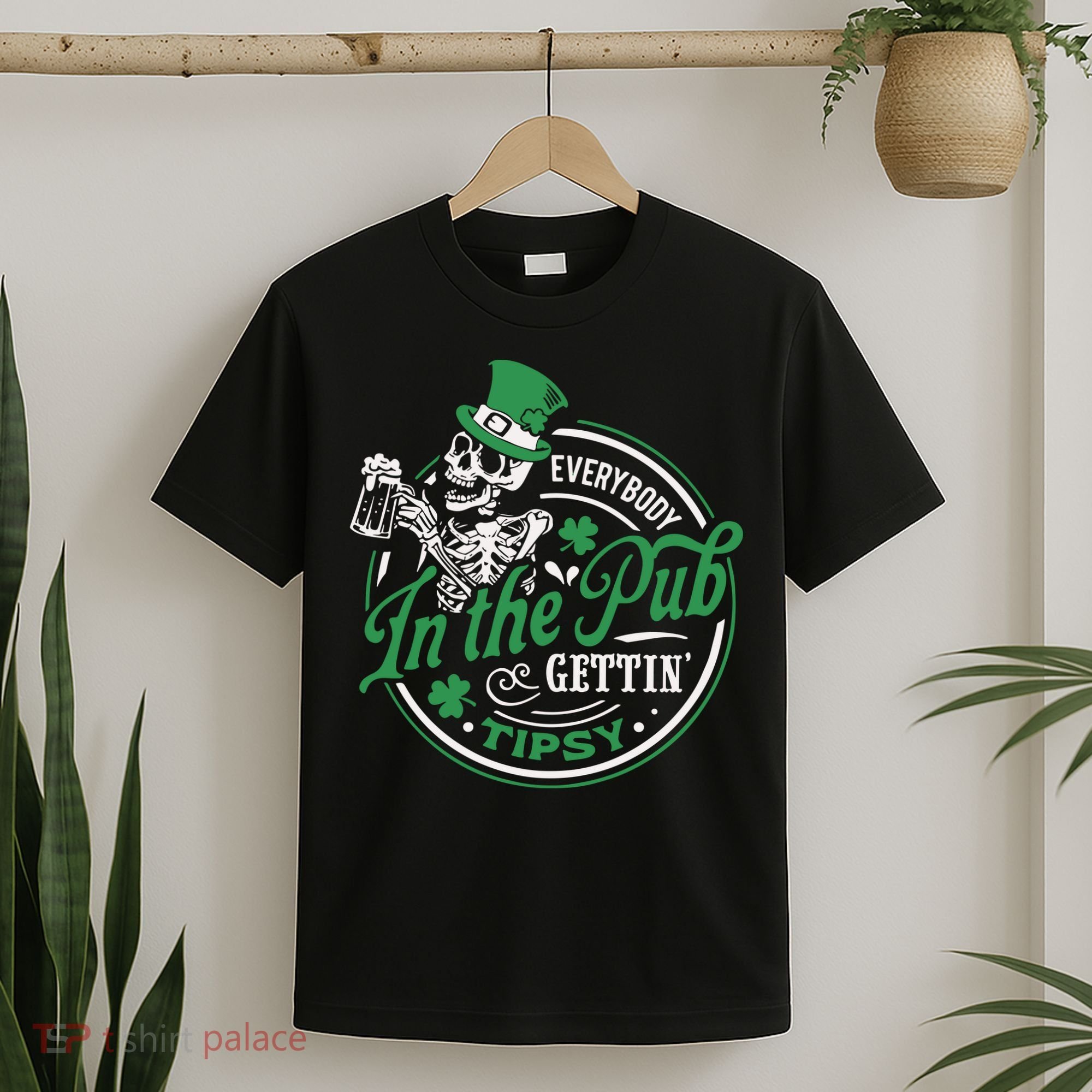 Everybody In The Pub Gettin Tipsy Shenanigans Drinking T-Shirt