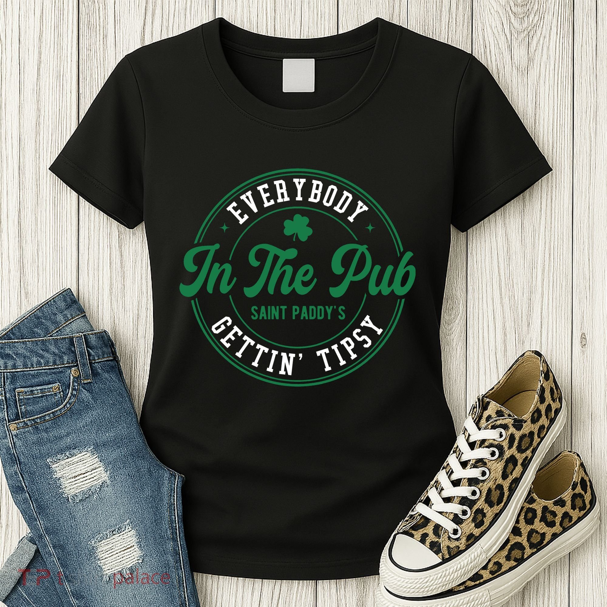 Everybody In The Pub Gettin Tipsy Women's T-Shirt