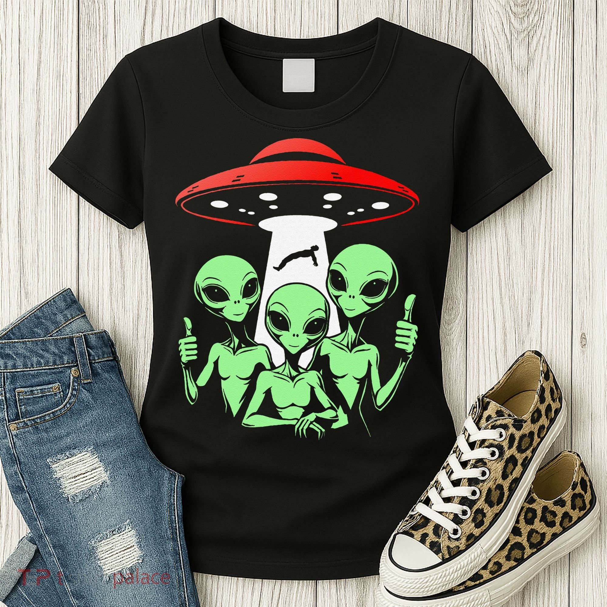 Funny Alien Abduction Selfie Alien Vacation Fishing Trip Women's T-Shirt