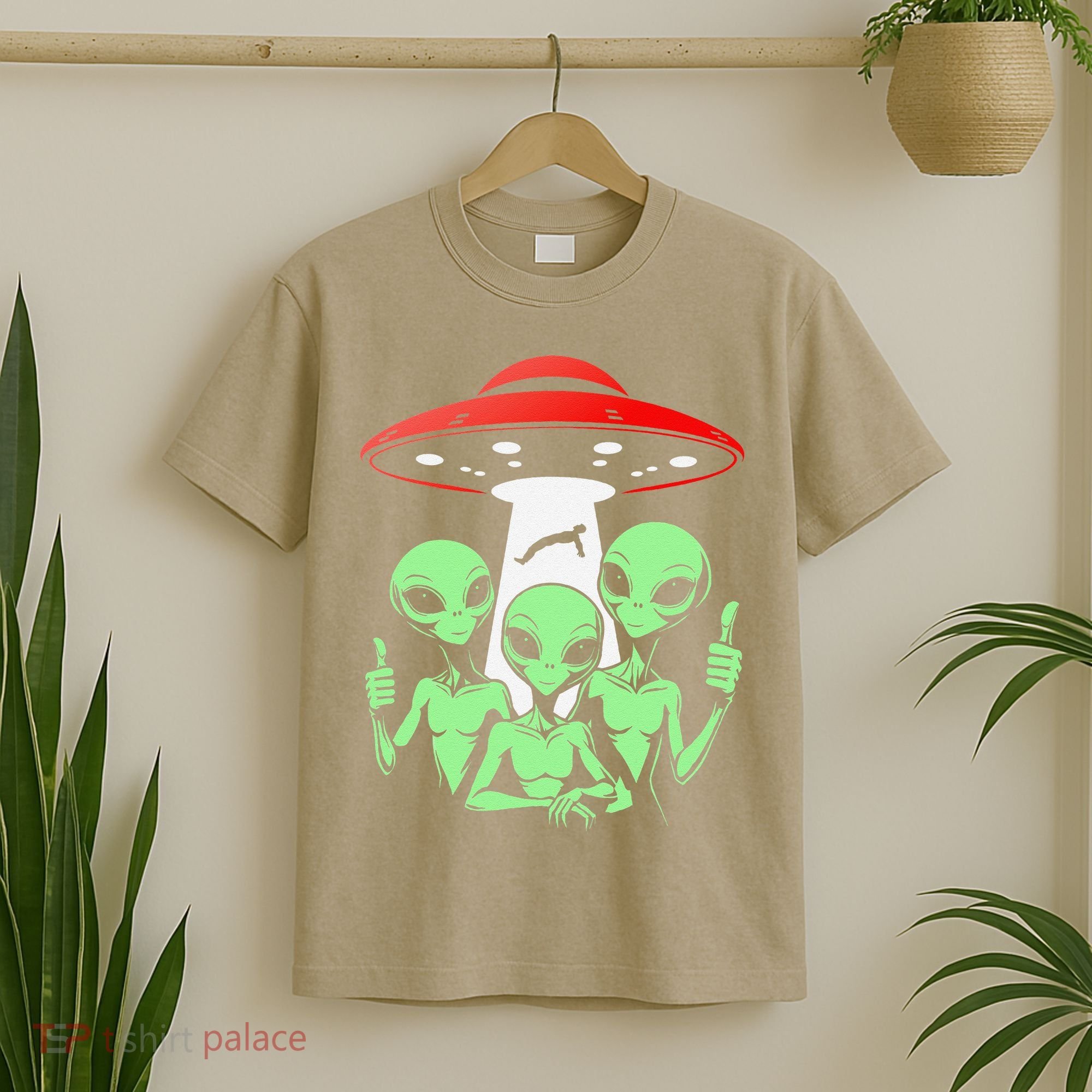 Funny Alien Abduction Selfie Alien Vacation Fishing Trip T-Shirt