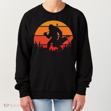 Funny Bigfoot Golf Retro Sasquatch Playing Golf Women's Sweatshirt