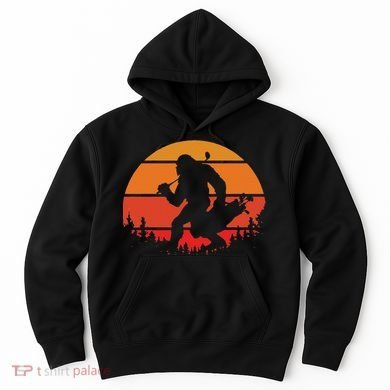 Funny Bigfoot Golf Retro Sasquatch Playing Golf Hoodie