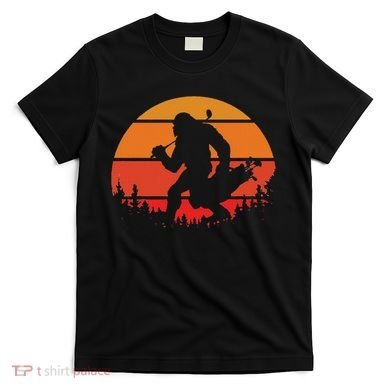 Funny Bigfoot Golf Retro Sasquatch Playing Golf T-Shirt
