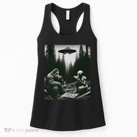 Funny Bigfoot With Alien Eating Pizza. Bigfoot And Alien Ufo Women's Tank Top thumb 0