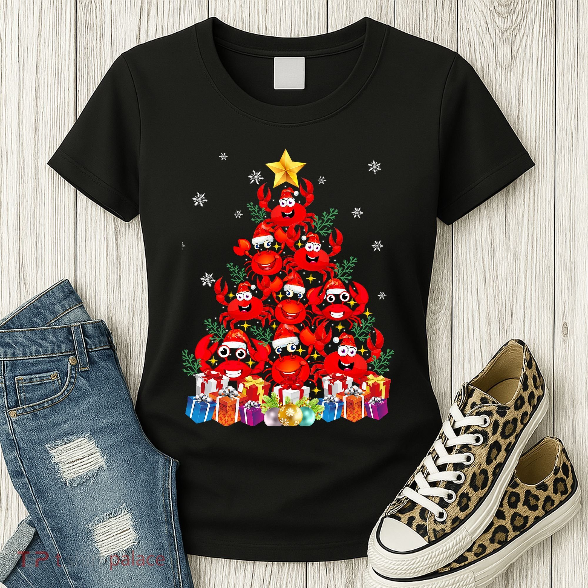 Funny Crab Christmas Tree Lights With Santa Hat Women's T-Shirt