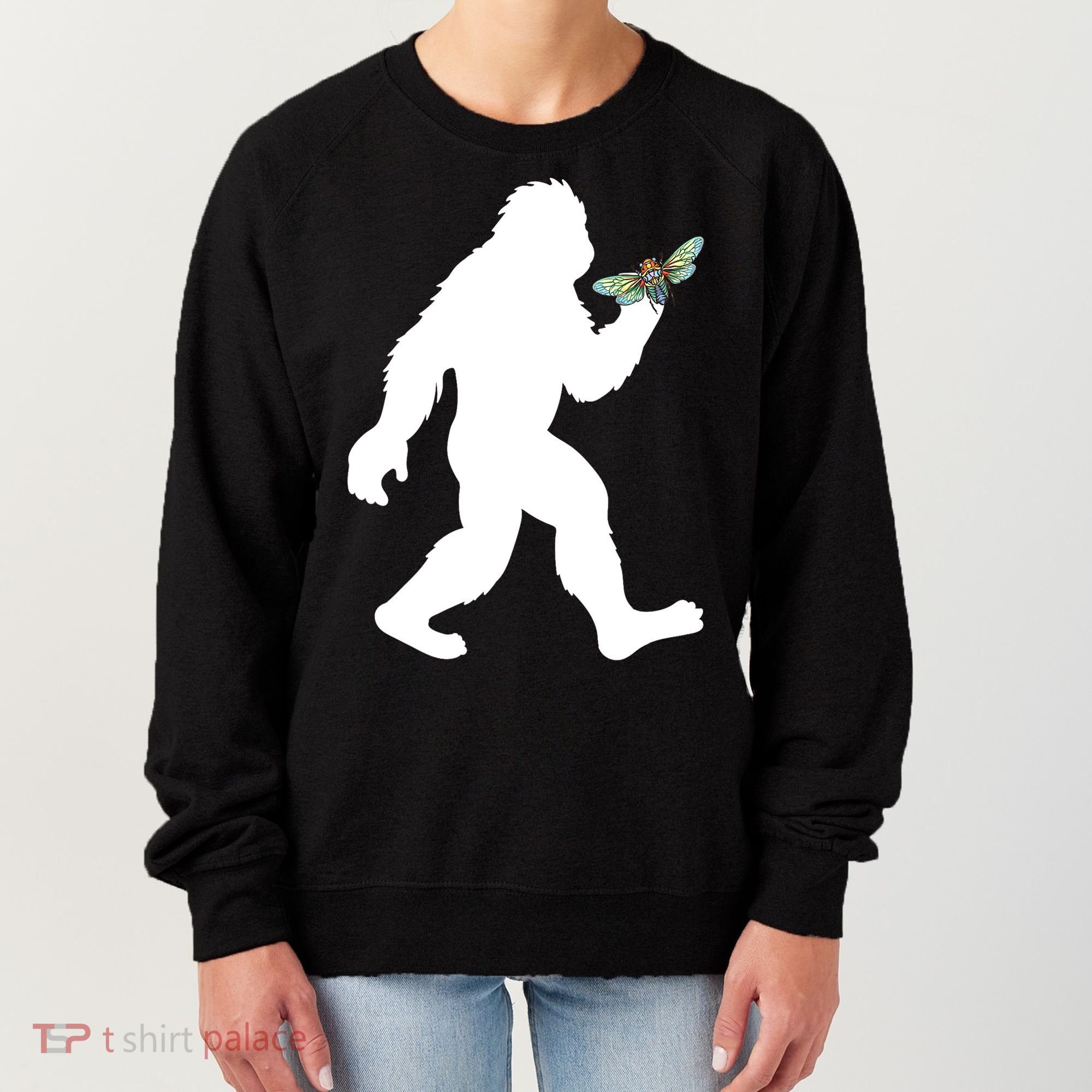 Funny Cicada Comeback 2024 Bigfoot Catching Cicada Gift Women's Sweatshirt