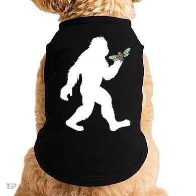 Funny Cicada Comeback 2024 Bigfoot Catching Cicada Gift Doggie Tank