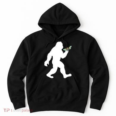 Funny Cicada Comeback 2024 Bigfoot Catching Cicada Gift Hoodie