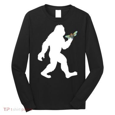 Funny Cicada Comeback 2024 Bigfoot Catching Cicada Gift Long Sleeve Shirt