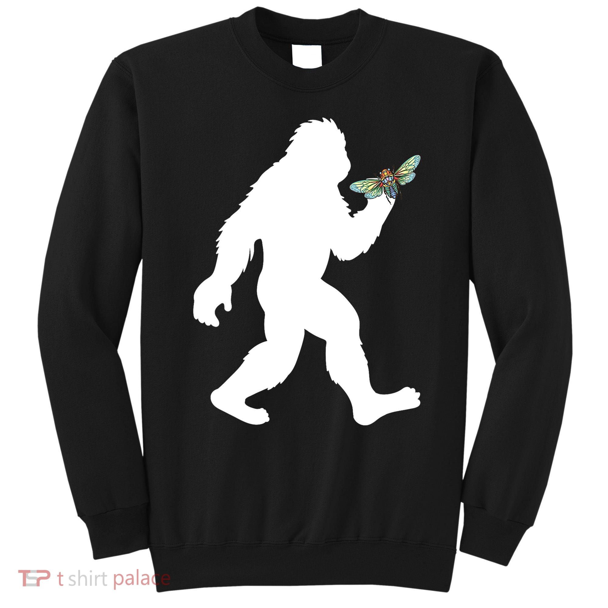Funny Cicada Comeback 2024 Bigfoot Catching Cicada Gift Sweatshirt