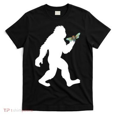 Funny Cicada Comeback 2024 Bigfoot Catching Cicada Gift T-Shirt