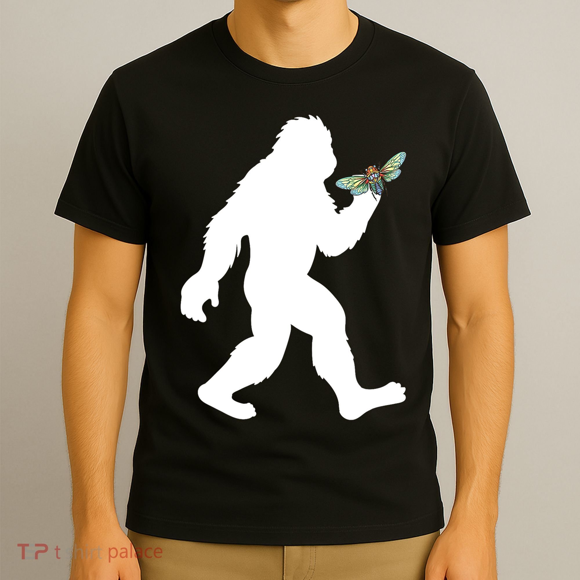Funny Cicada Comeback 2024 Bigfoot Catching Cicada Gift T-Shirt