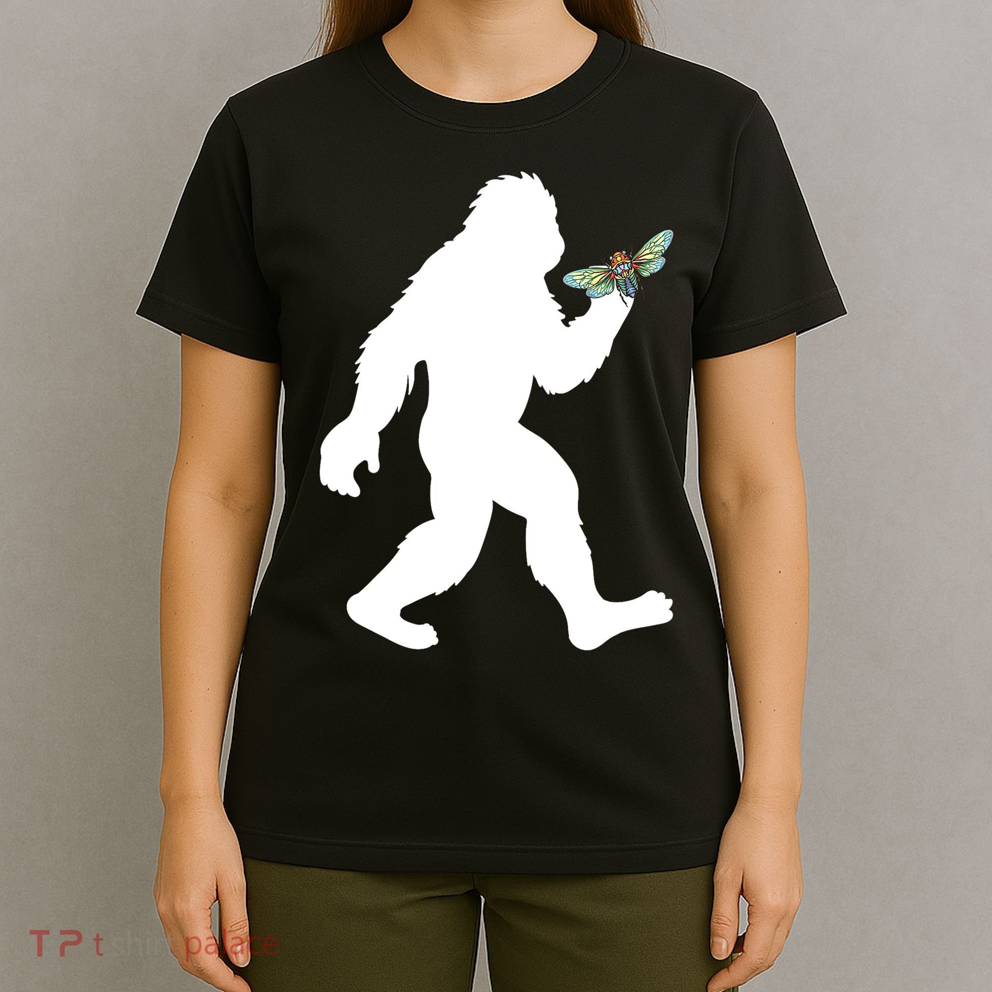 Funny Cicada Comeback 2024 Bigfoot Catching Cicada Gift T-Shirt