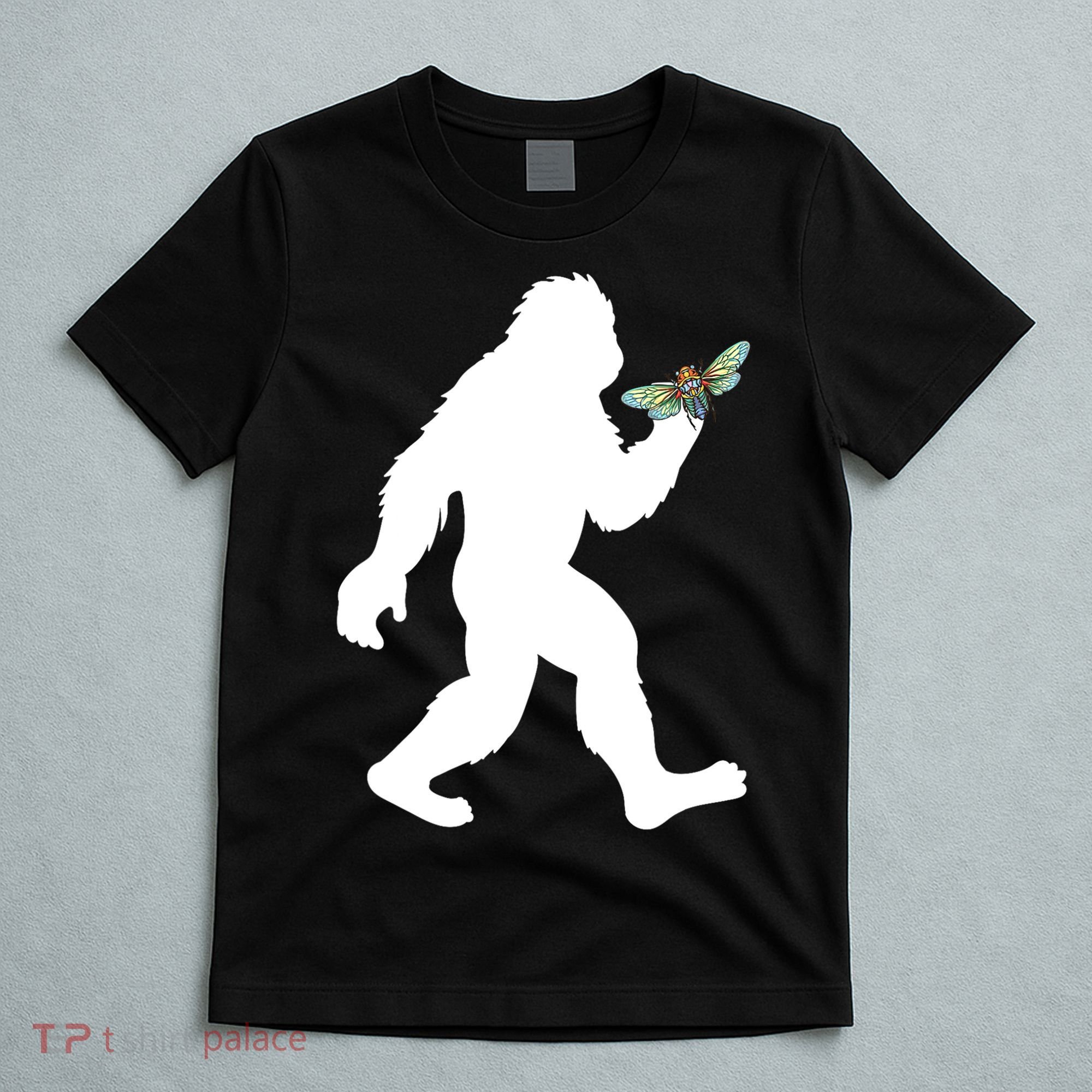 Funny Cicada Comeback 2024 Bigfoot Catching Cicada Gift T-Shirt