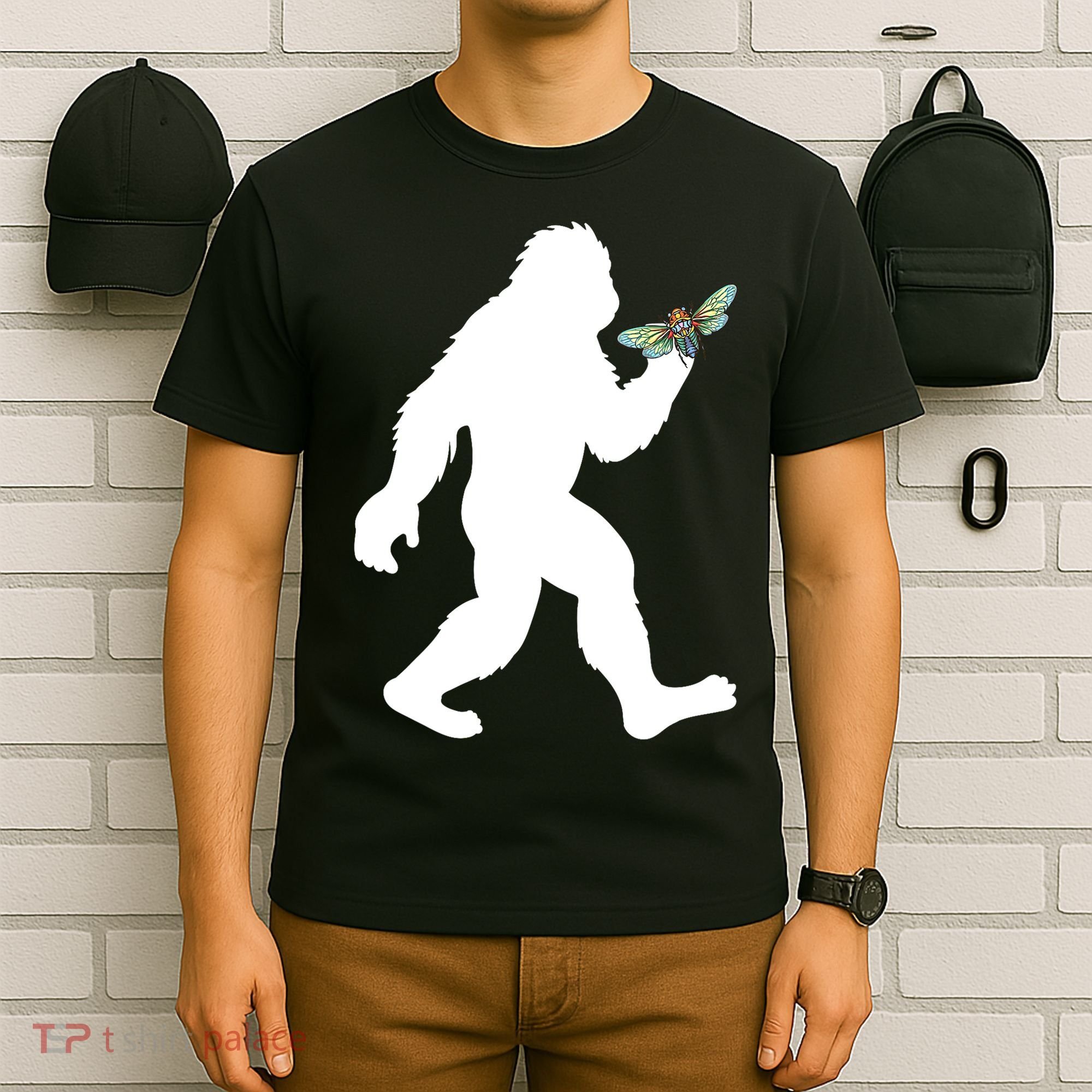 Funny Cicada Comeback 2024 Bigfoot Catching Cicada Gift T-Shirt