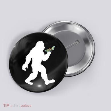 Funny Cicada Comeback 2024 Bigfoot Catching Cicada Gift Button