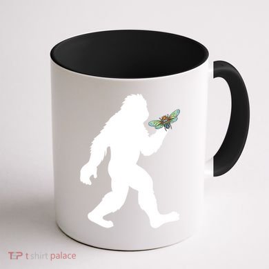Funny Cicada Comeback 2024 Bigfoot Catching Cicada Gift Coffee Mug back