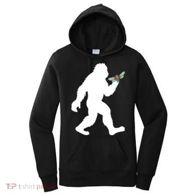Funny Cicada Comeback 2024 Bigfoot Catching Cicada Gift Women's Hoodie